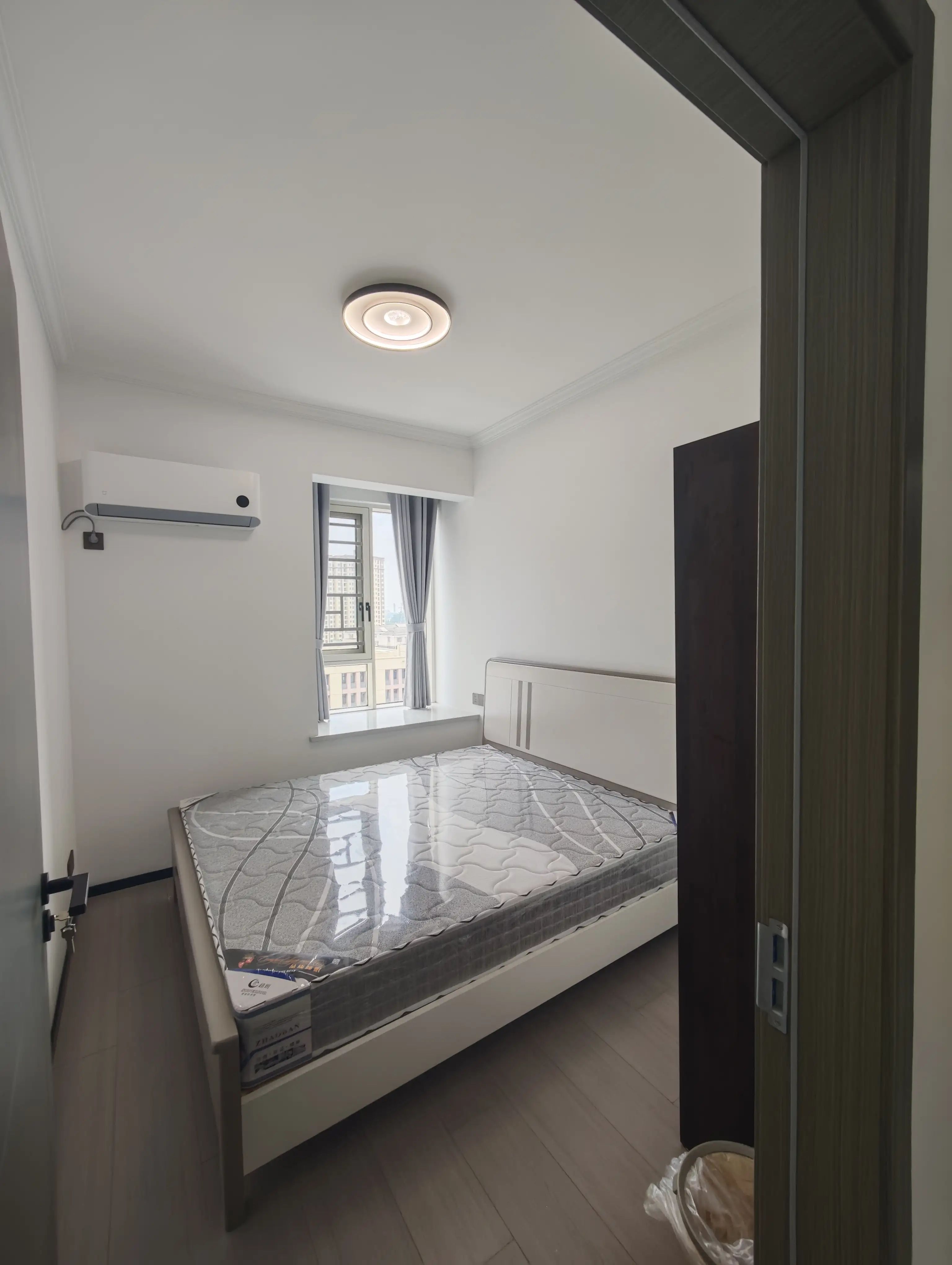 降价了，捡漏，风和日丽，精装三房两卫，单价5千精装，好楼层，阳台外就是三中