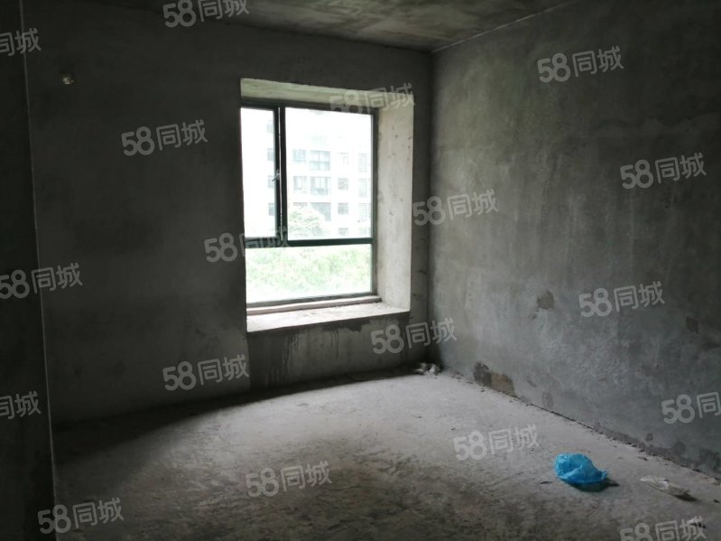 城南毛坯三房，證滿二