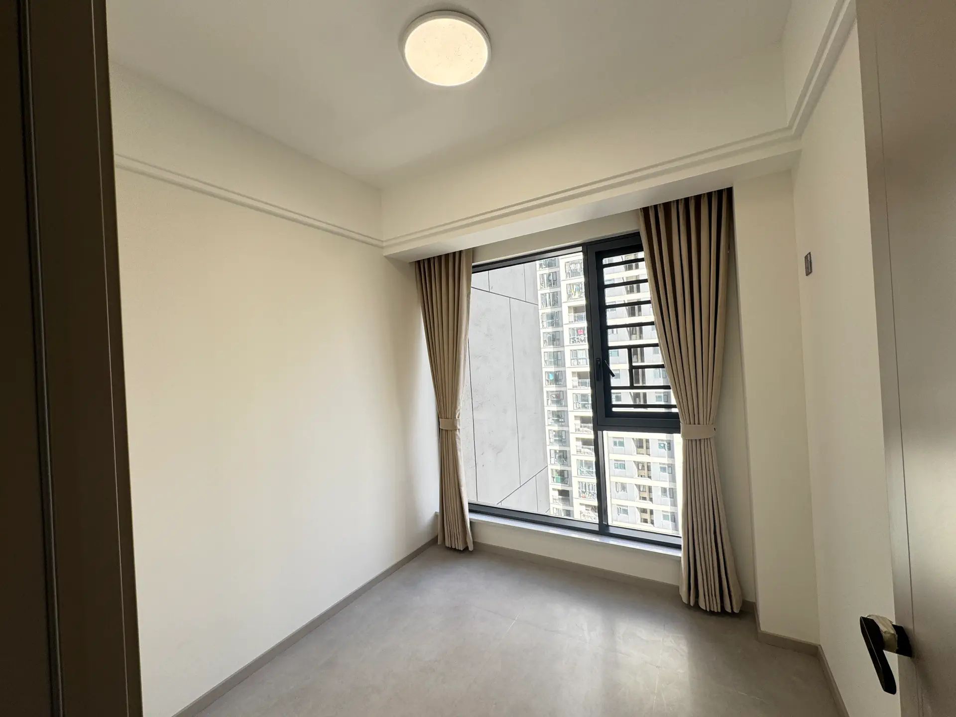 城西，风和日丽，精装四房，送一个地下车位，中间楼层，实小，仙桃三中，南北通透