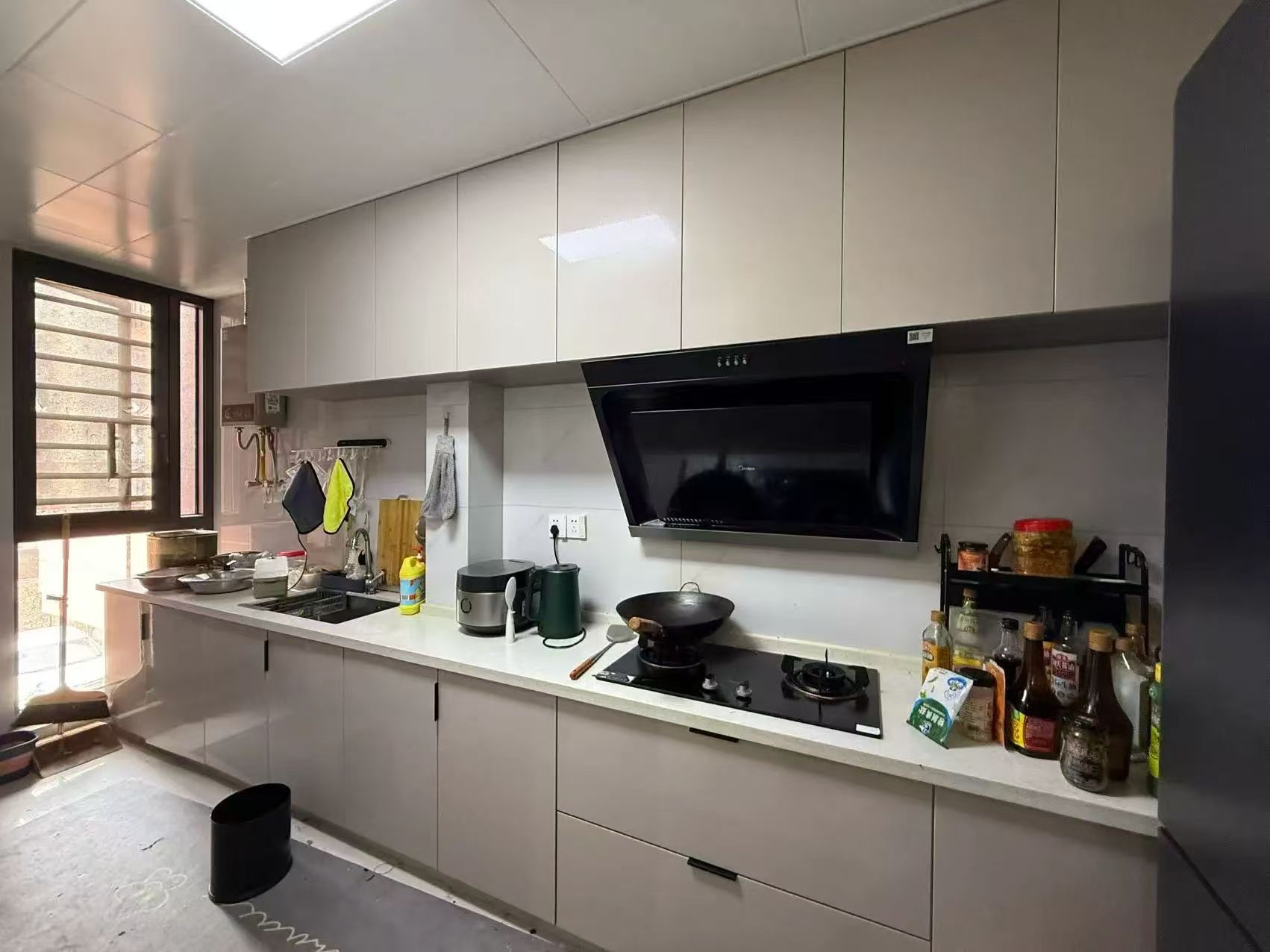 捡漏，新城1号对面，新城花园，精装三房，成色非常新，证满二