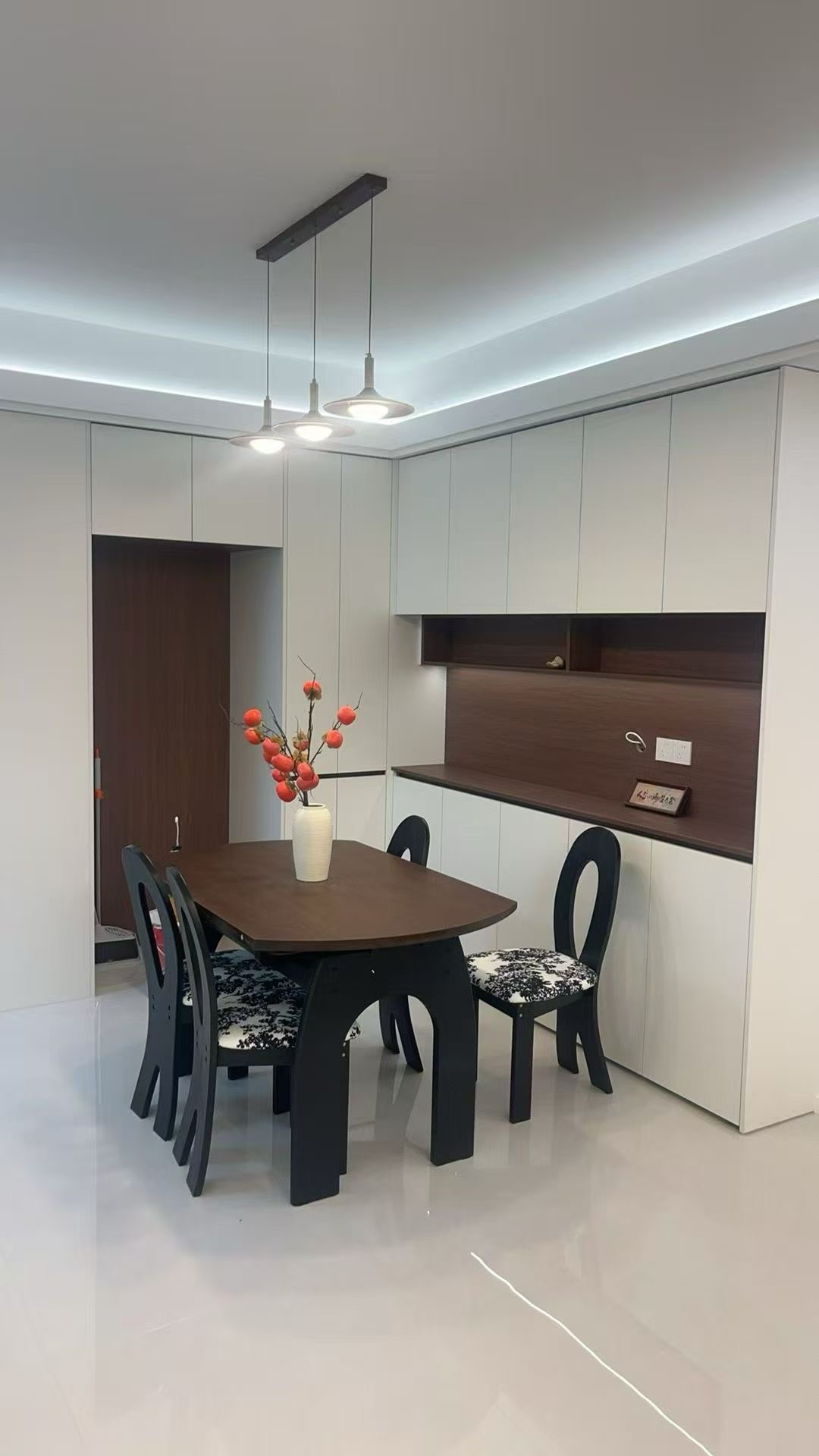 ​城‮吾，南‬悦旁，元泰未来城c区，​全新‮修装‬中‬古风​，精装三房，满2年