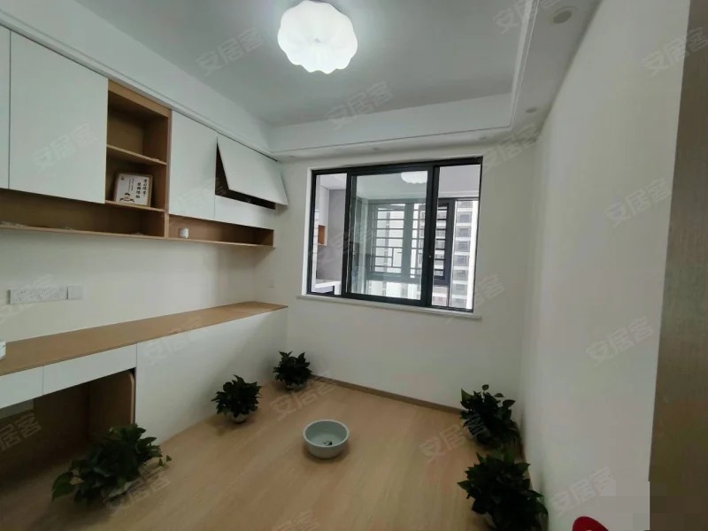 城南，吾悅?cè)A府，精裝修三房二廳二衛(wèi)，房東急售，好樓層，大陽(yáng)臺(tái)，拎包入住