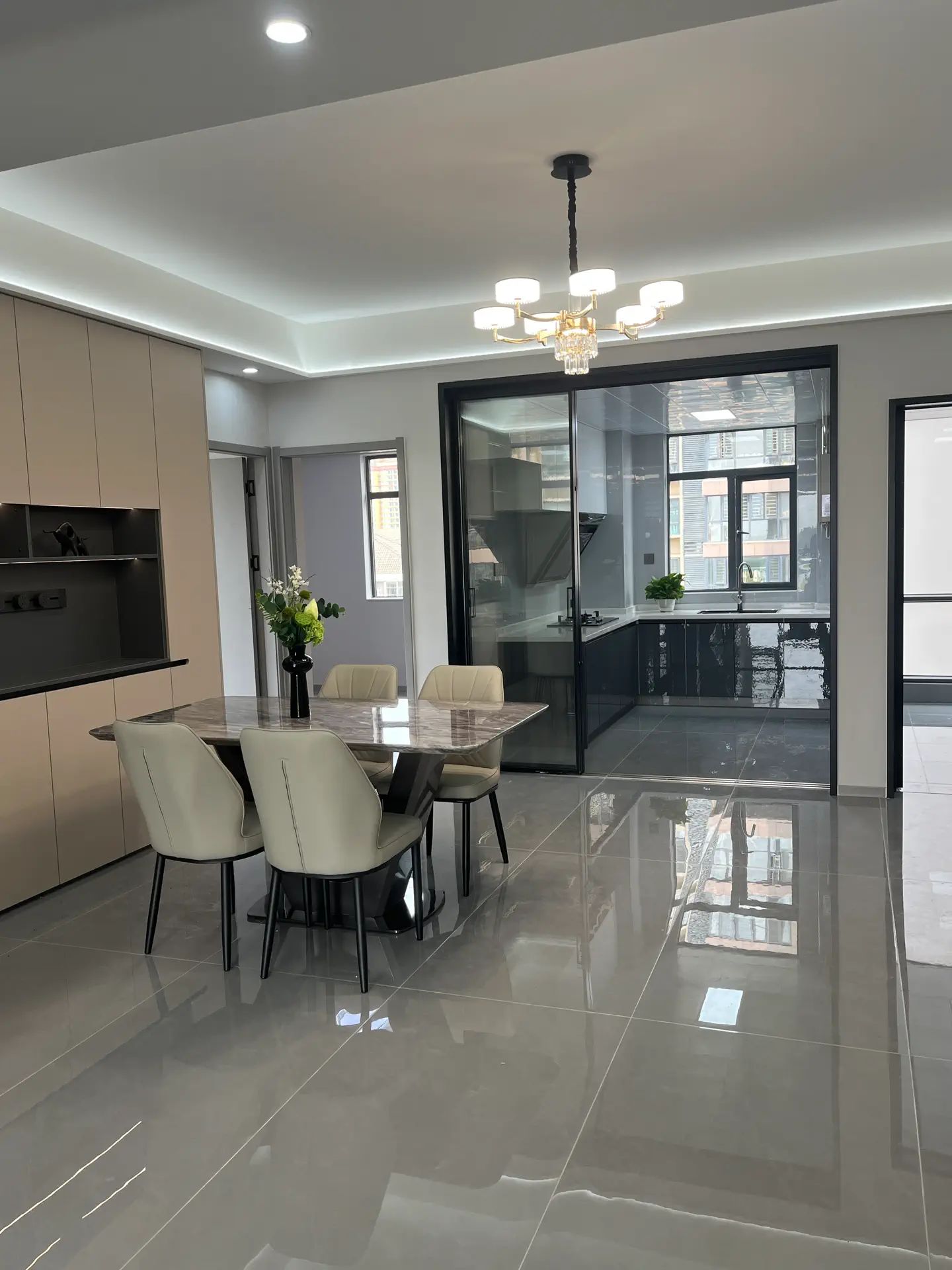 降价了，急售，元泰C区，精装​三房两‮两厅‬卫，全新装修，南‮通北‬透‬，证满二