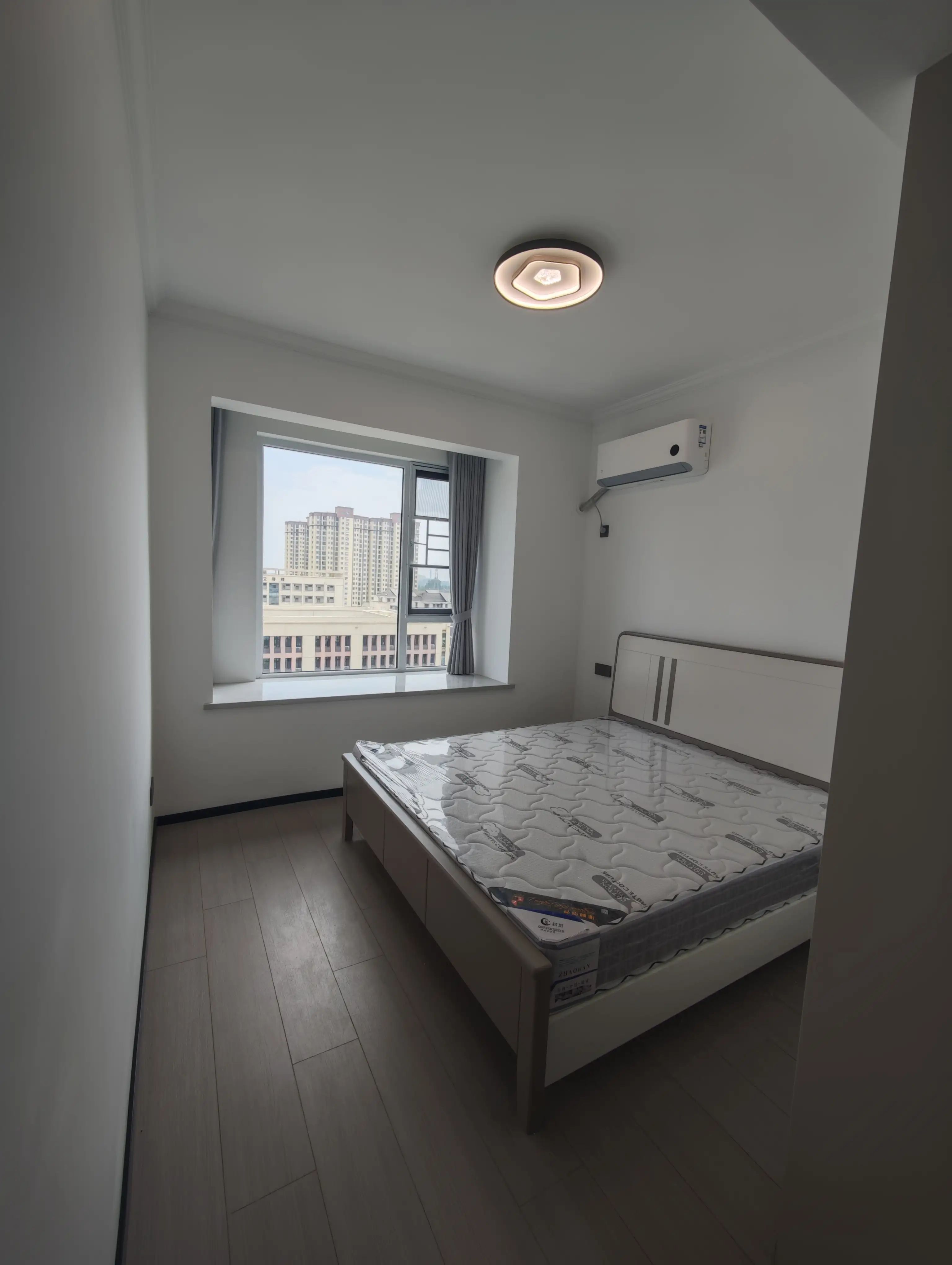 降价了，捡漏，风和日丽，精装三房两卫，单价5千精装，好楼层，阳台外就是三中