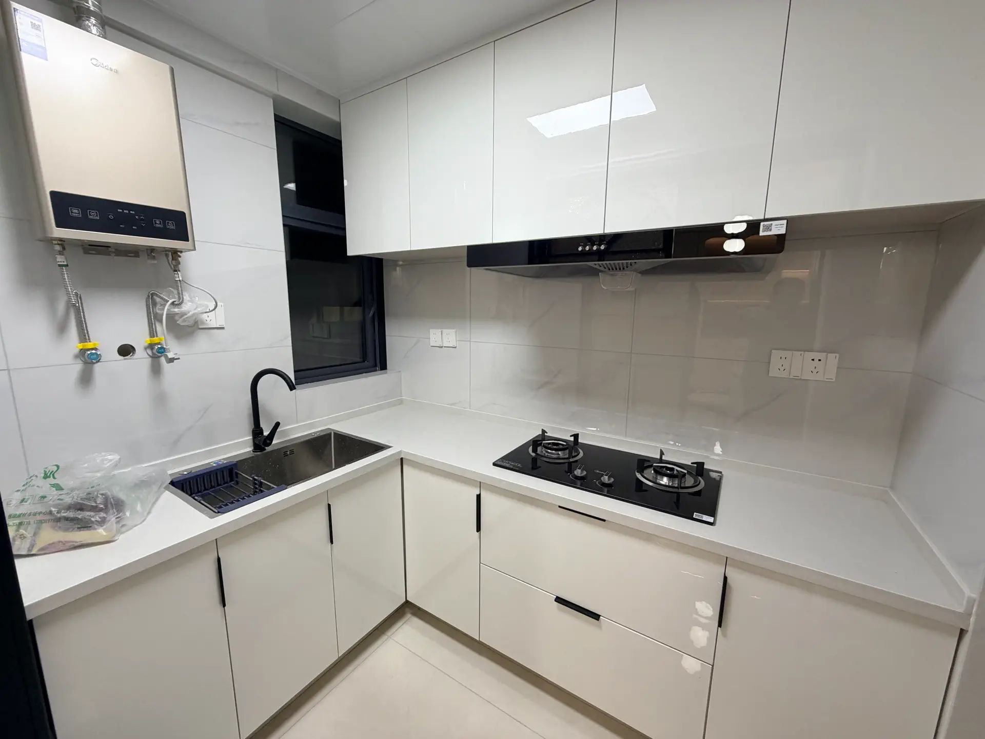 城南，吾悦旁，元泰未来城C区，电梯好楼层，全新精装大三房二卫，证满二轻法式风单价6000