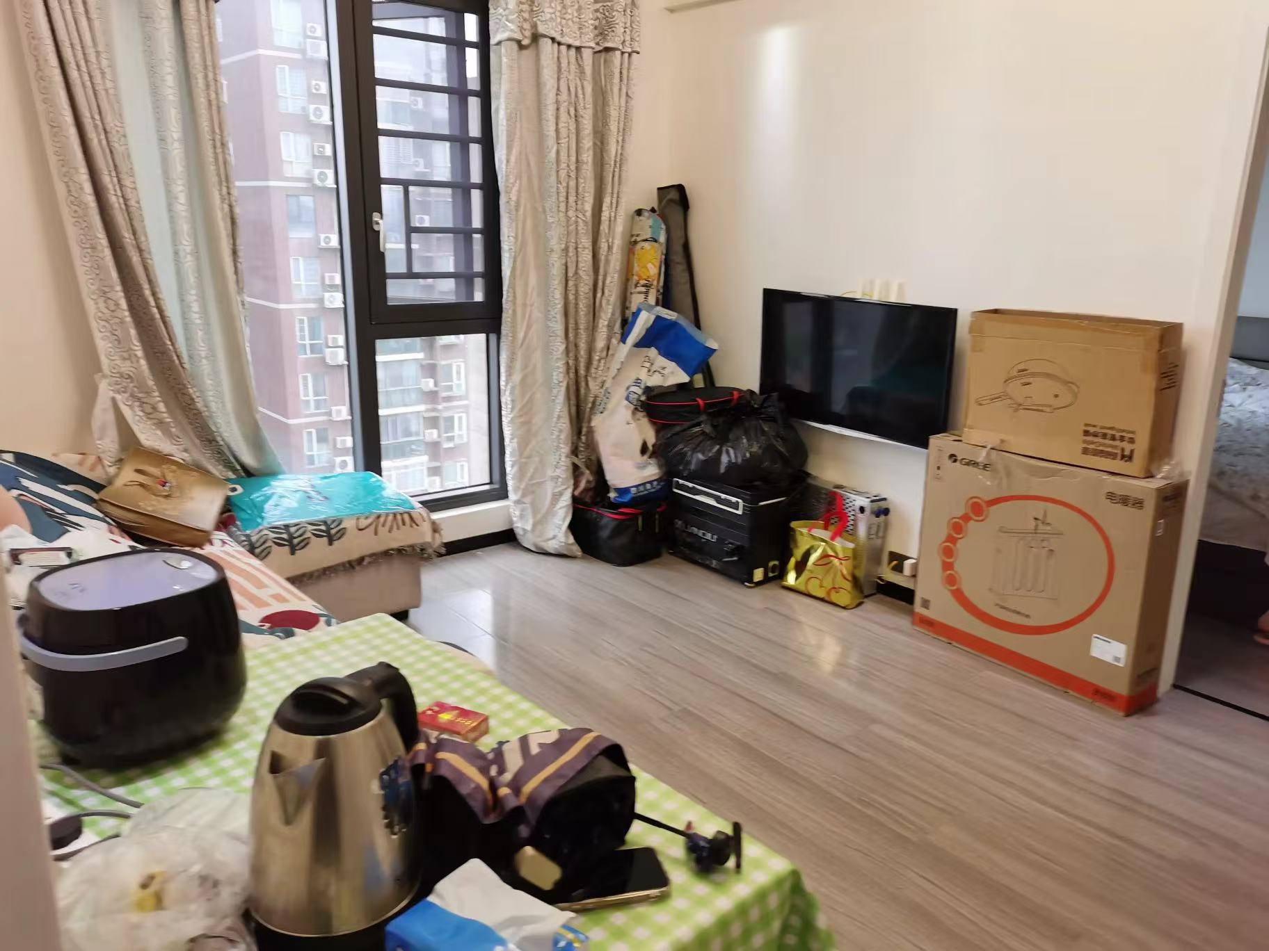 天下城市星座，成色新，品质装修家居家电齐全，中高楼层，采光很好，诚心出售！！