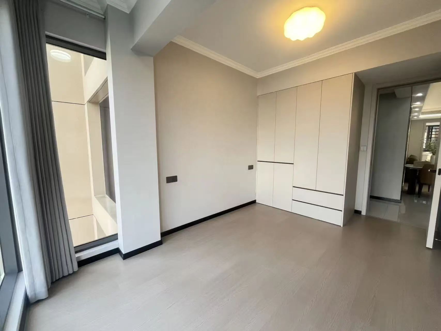 风和日丽三中旁，精装三房，边户，好楼层11楼，单价4字头，诚心出售