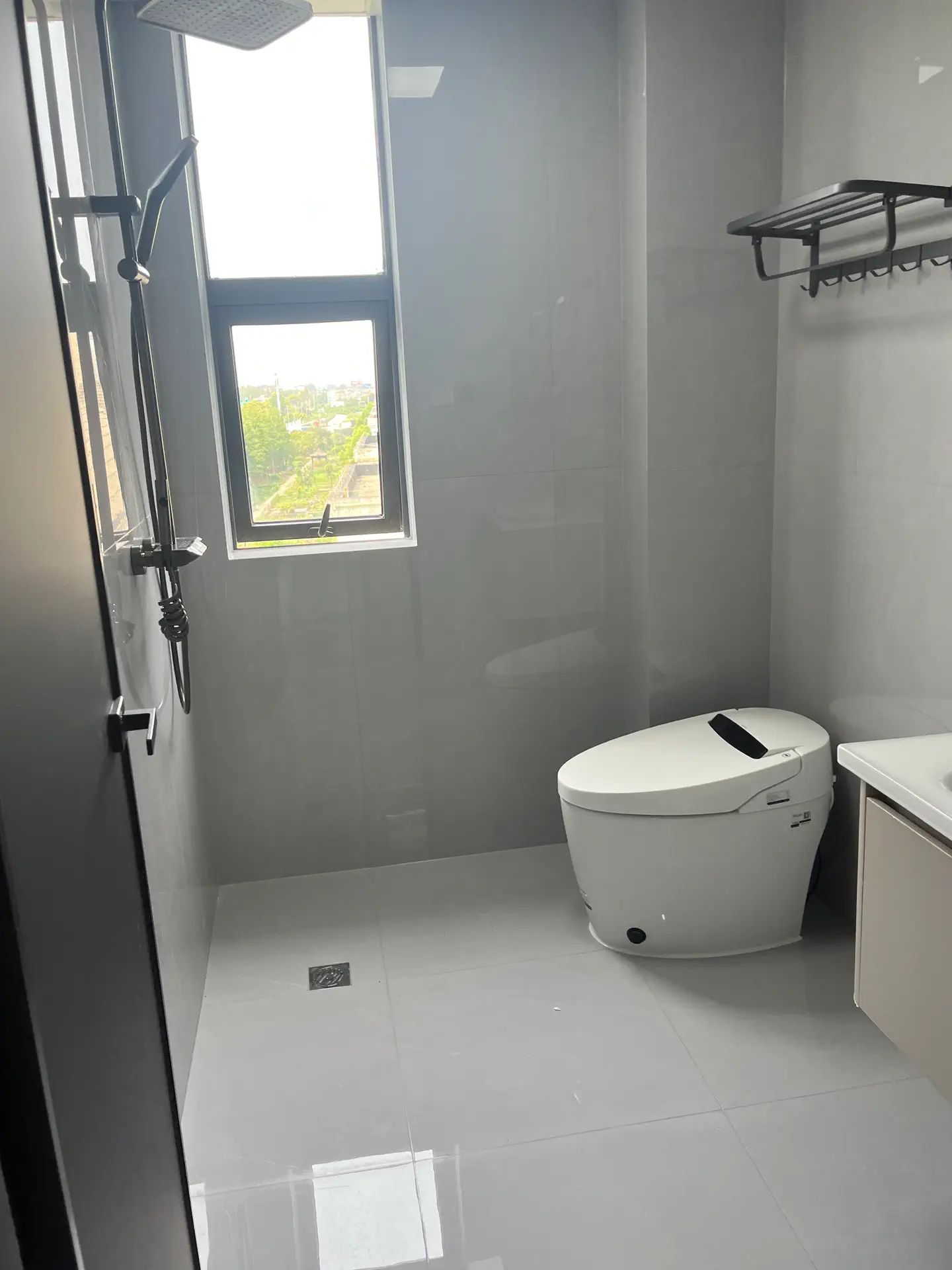 降价了，急售，元泰C区，精装​三房两‮两厅‬卫，全新装修，南‮通北‬透‬，证满二