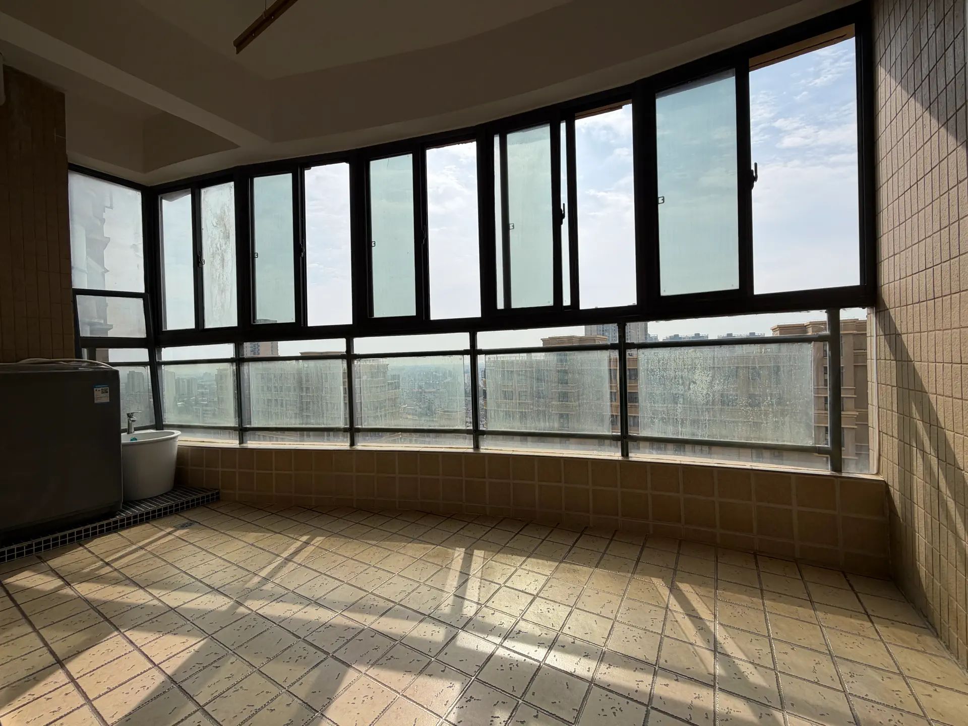 城东品质小区，公园世家，电梯19楼，东边户，精装三房两卫，证满二