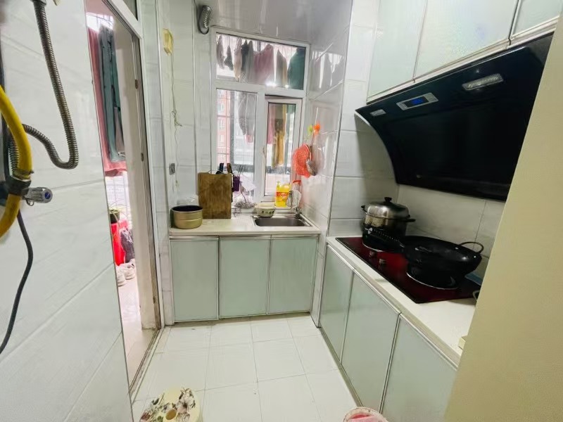 天下城市星座，成色新，品质装修家居家电齐全，中高楼层，采光很好，诚心出售！！