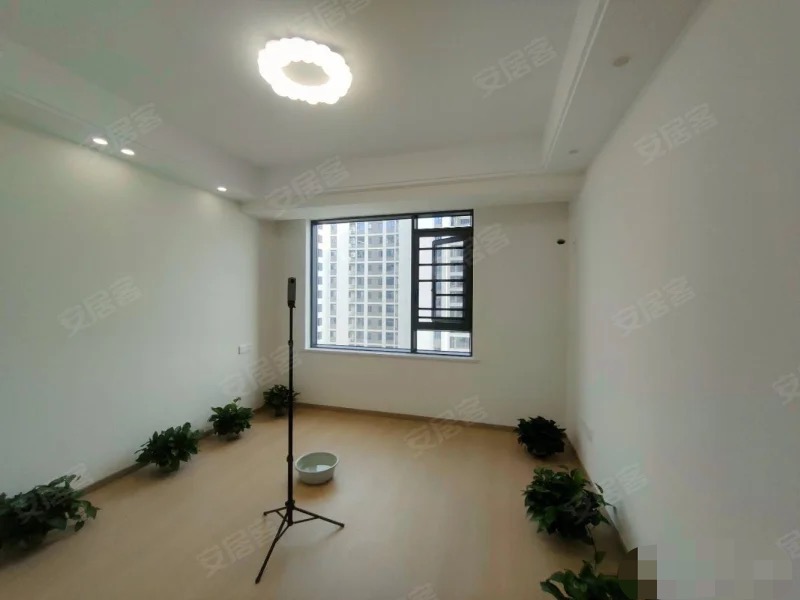 城南，吾悅?cè)A府，精裝修三房二廳二衛(wèi)，房東急售，好樓層，大陽(yáng)臺(tái)，拎包入住