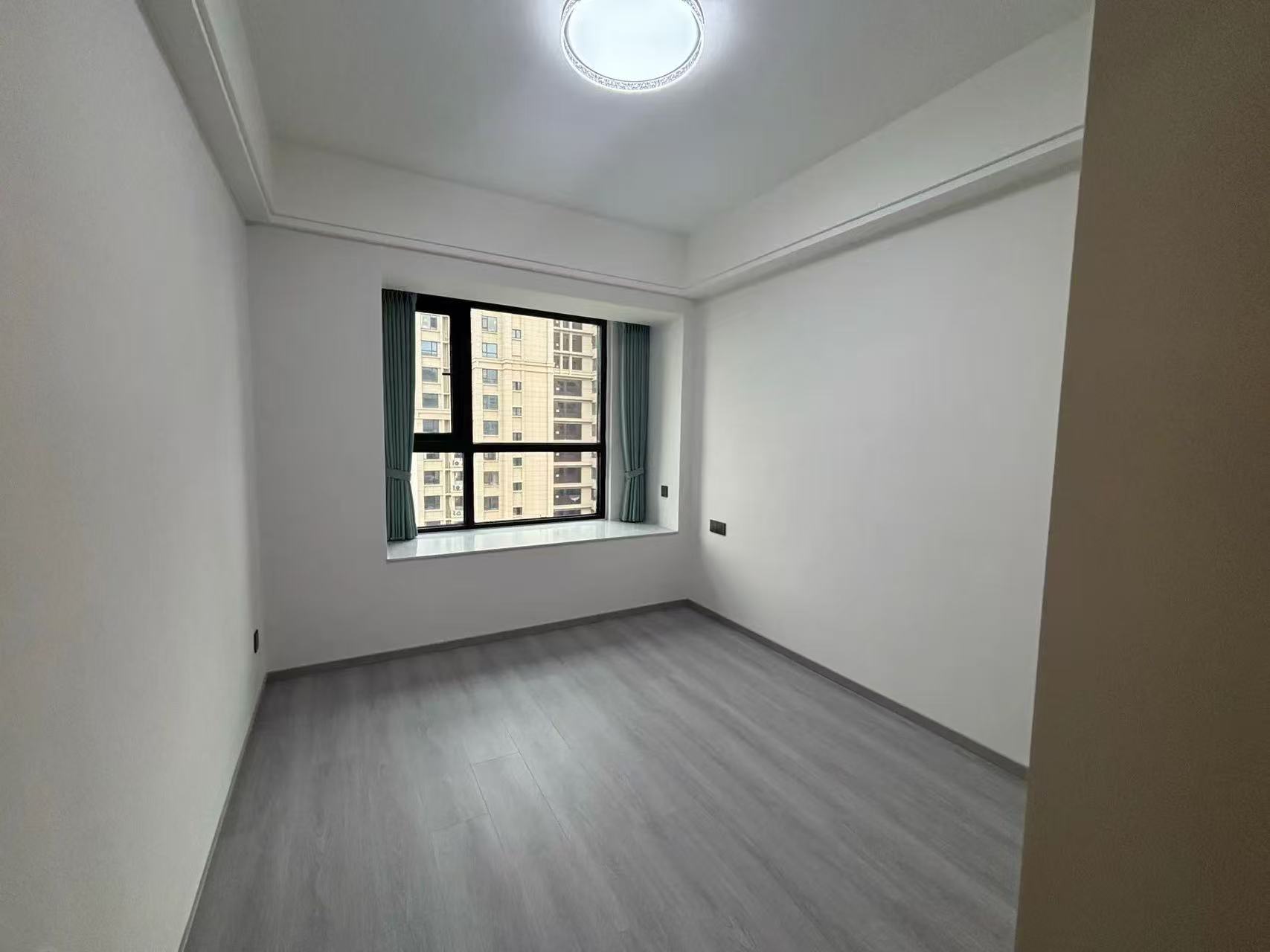 御湖世家3室2厅2卫精装修家具家电齐全优价出售！前期付几个W就可以了！