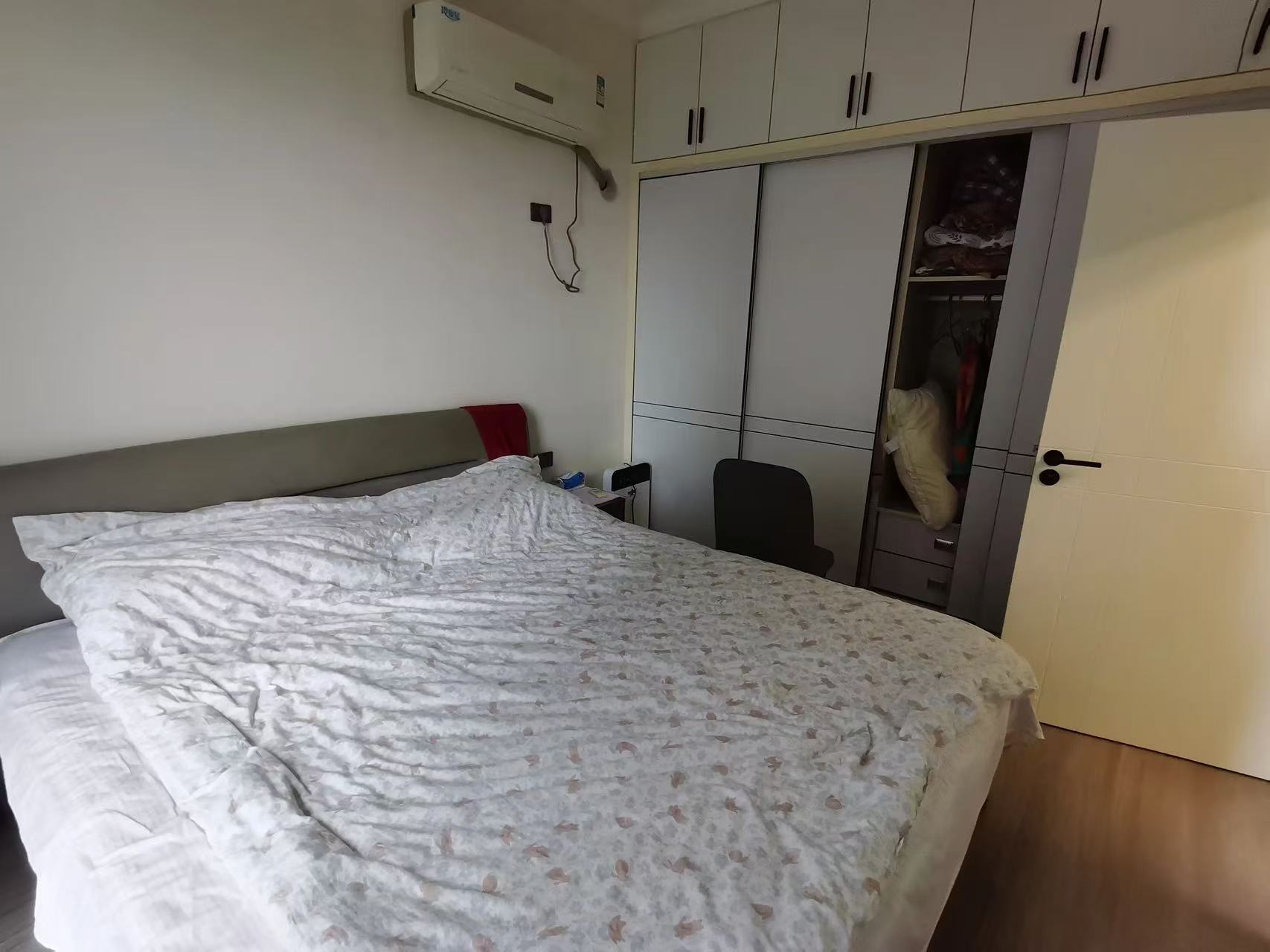 天下城市星座，成色新，品质装修家居家电齐全，中高楼层，采光很好，诚心出售！！