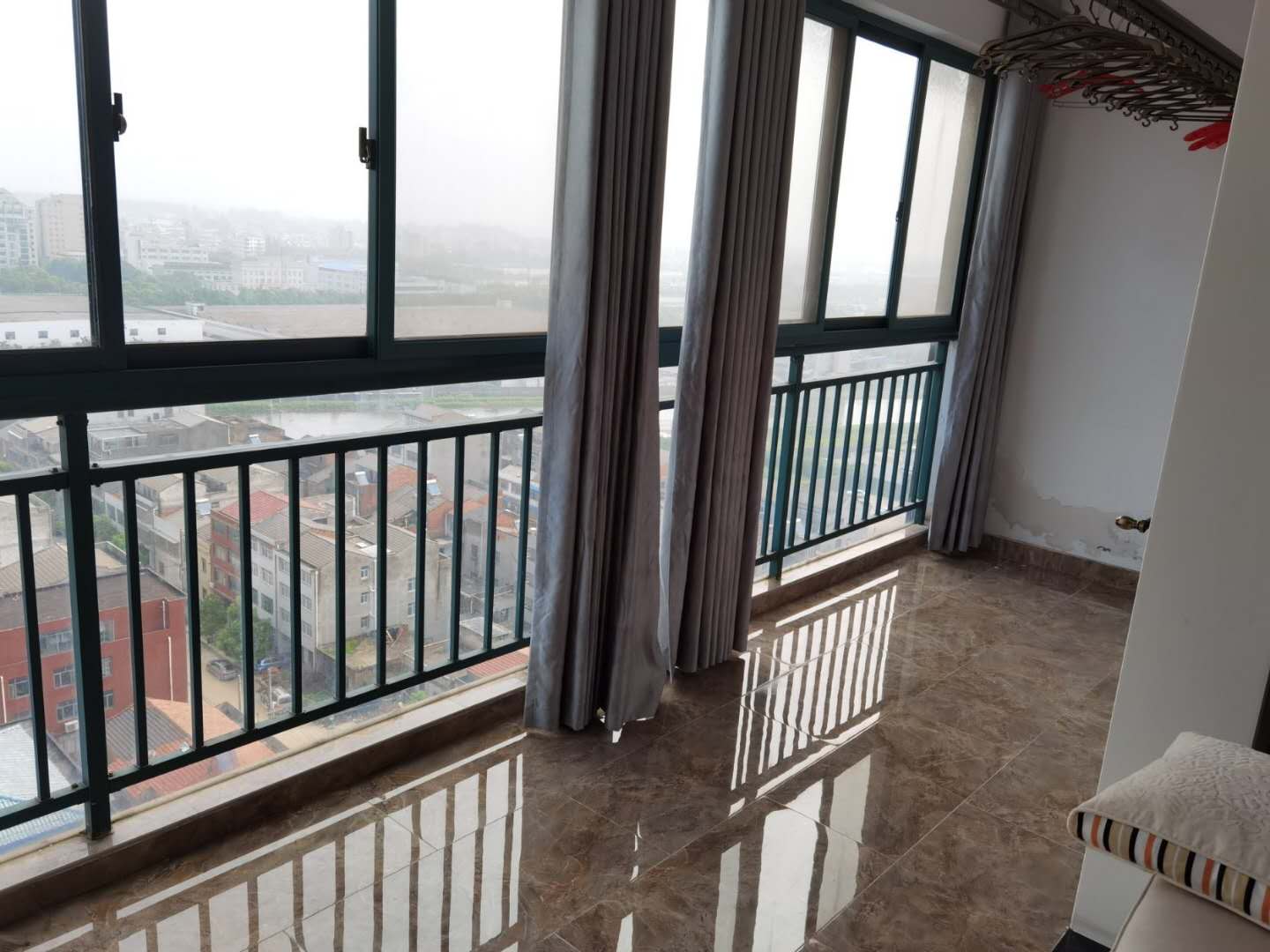 黃荊社區(qū)電梯精裝三房小區(qū)停車(chē)位足地段好 即住