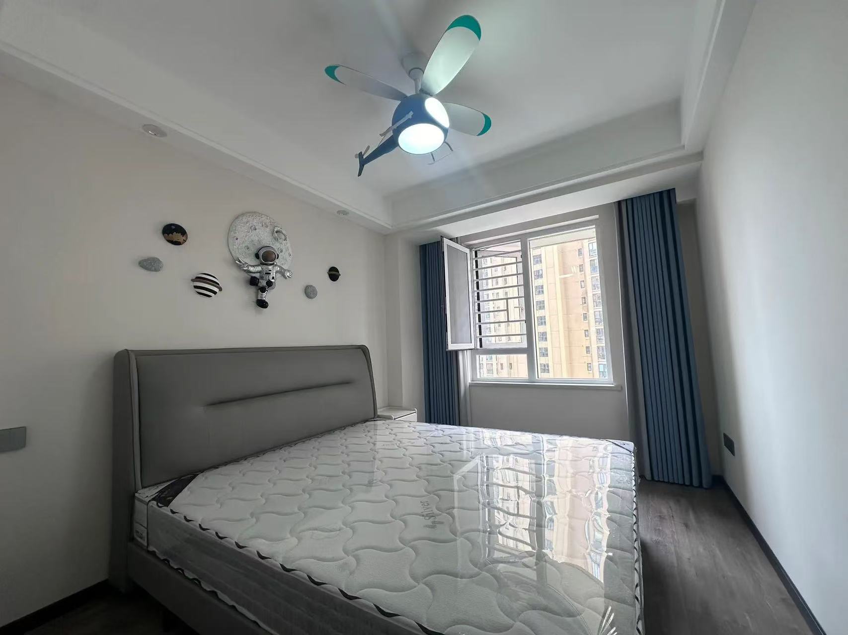 亏本出售，满庭春，边户，双阳台，精装大三房，基本未住，证满二，中间楼层