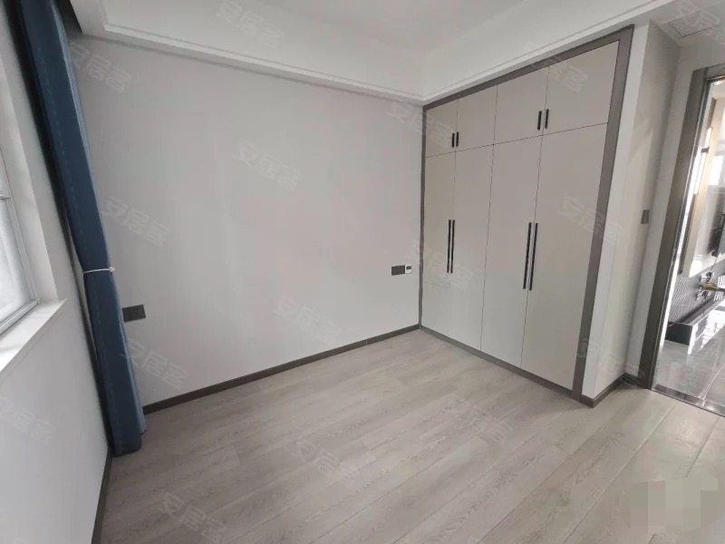 满庭春六期，9.9成新，中间楼层，精装三房两卫，南北双阳台，东边户，