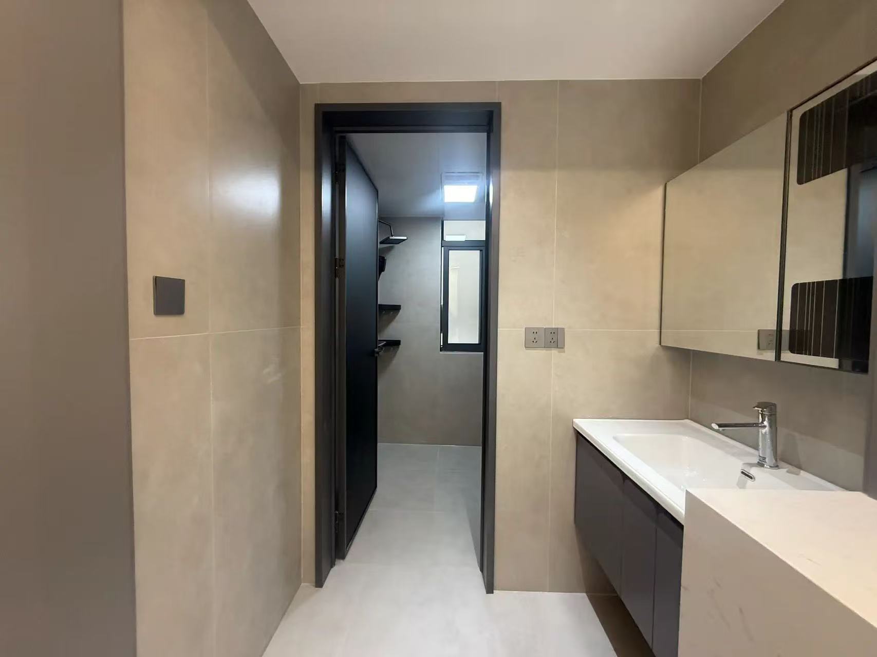 新城壹号-新街，电梯8楼，精装三房两卫，业主诚心卖，价格看中可以谈❗️