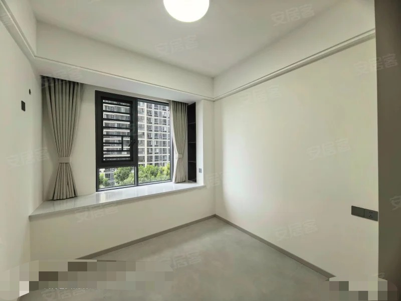 风和日丽，全新精装大4房，拎包入住，证满二，5楼，看中可谈