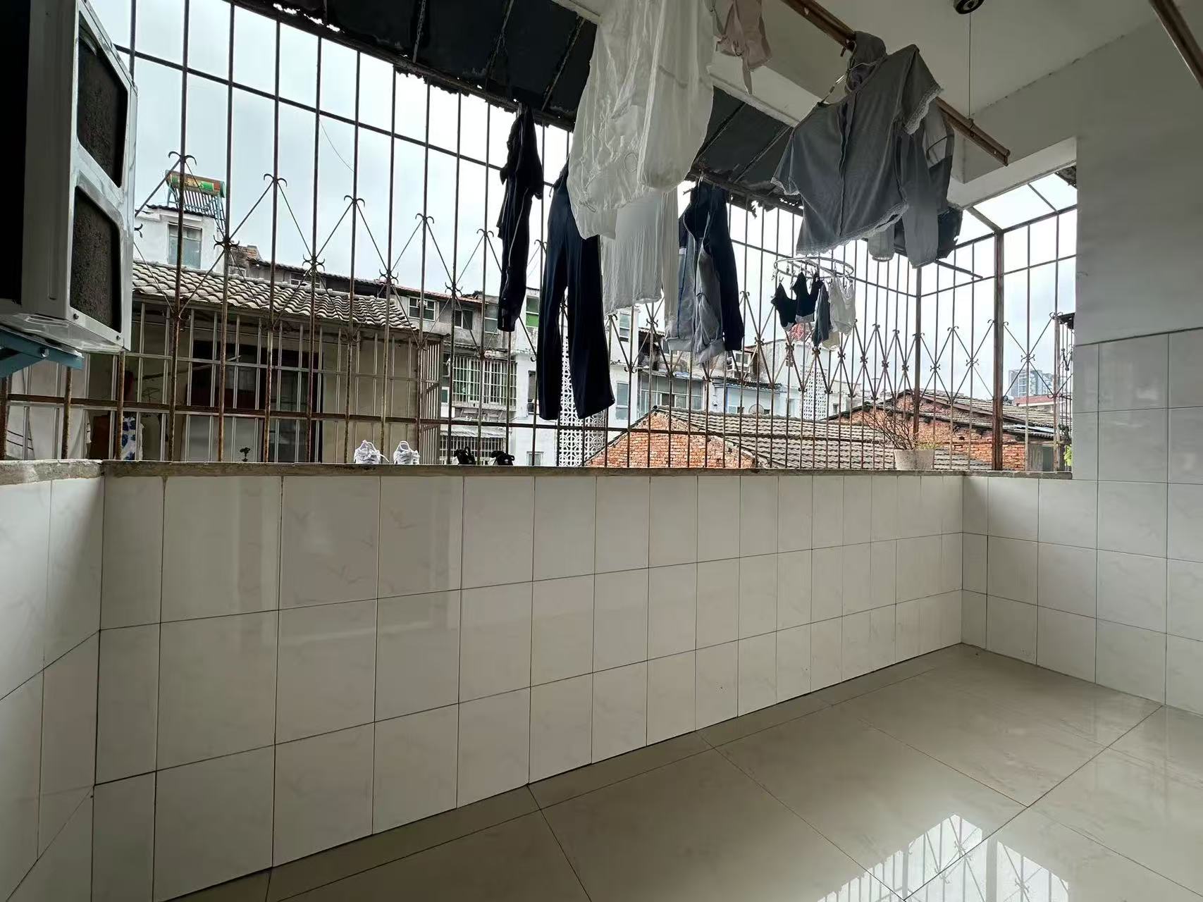 30w以内，步梯3楼，成色很新，精装三房，价格可谈