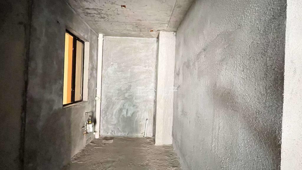 吾悦旁一战式书包，荣怀小高层毛坯三房，证件满二，单价5300，闭眼冲