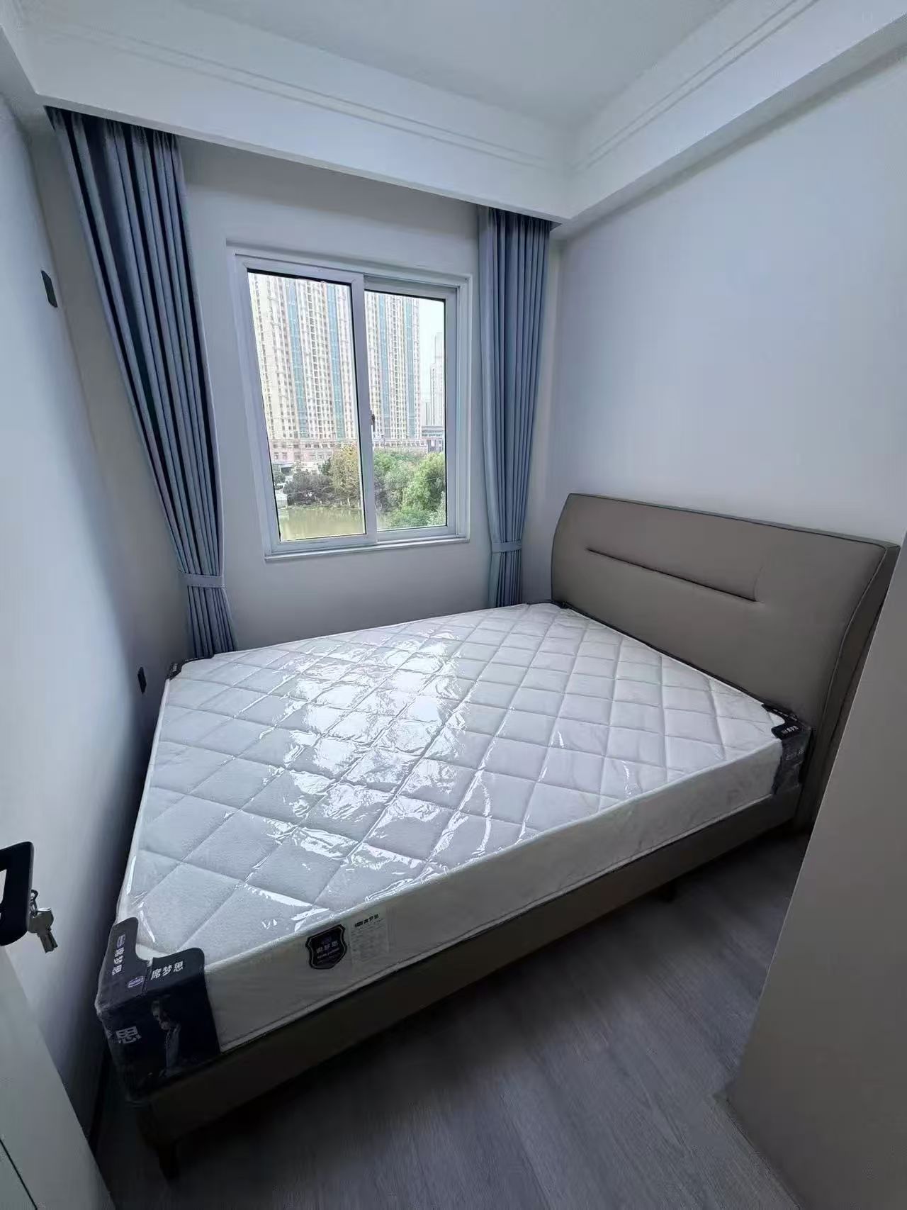 城南，城市丽景湖景房，电梯好楼层，单价5200，全新精装三房二卫，证满二