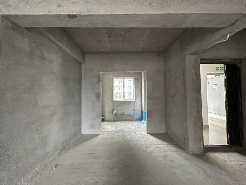 南城新区，沔阳公园旁，蓝天白云毛坯四房，两梯三户，性价比高