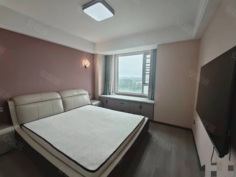 满庭春六期，9.9成新，中间楼层，精装三房两卫，南北双阳台，东边户，