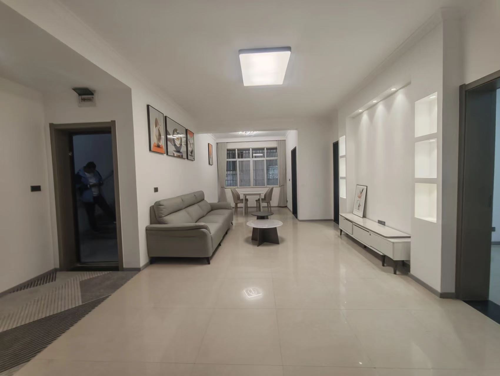 急售，有证！步行街3楼，精装3房2卫，还带地下室15平