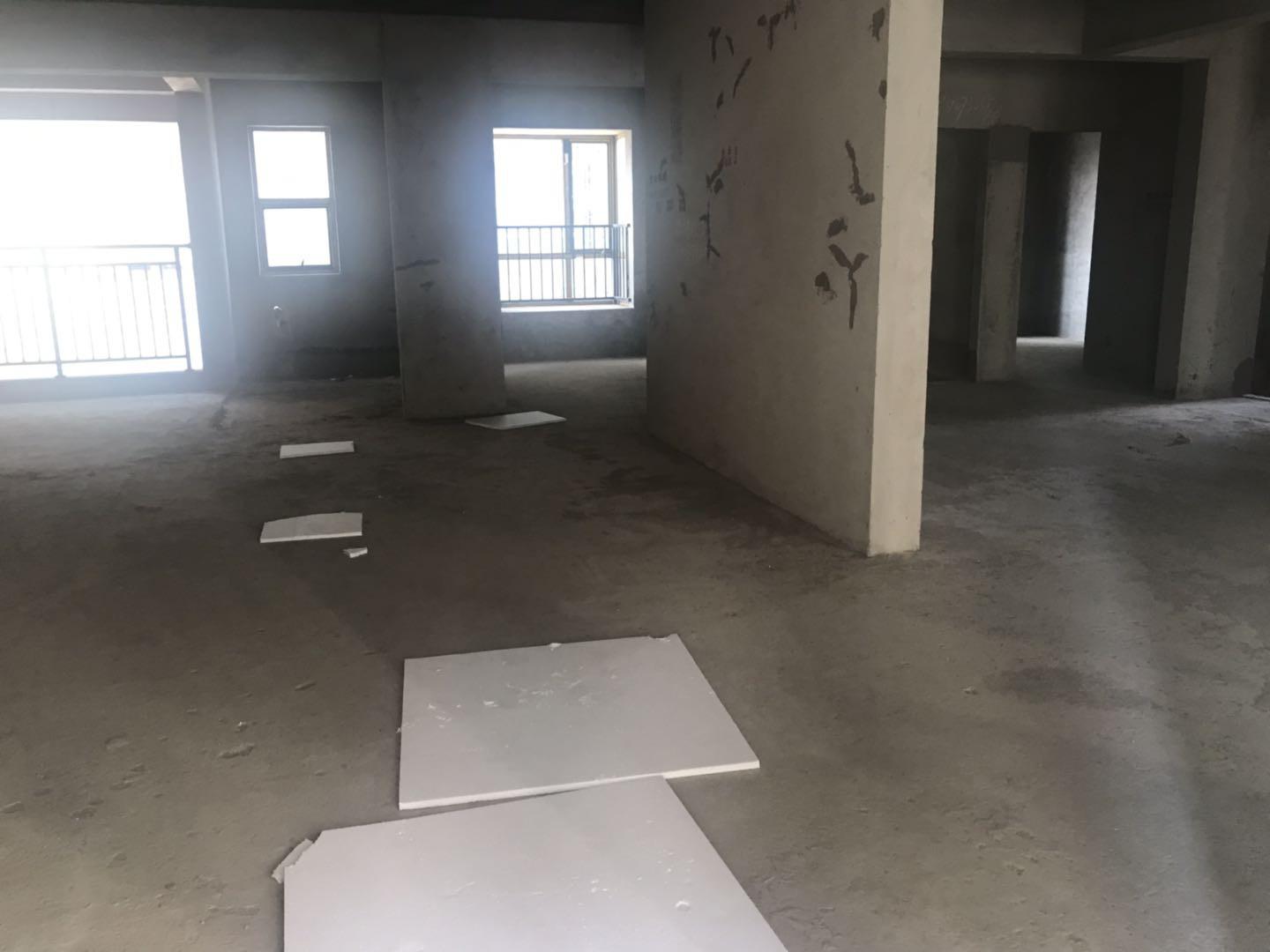 元泰未來城c區(qū)毛坯四房超大陽臺南北通透戶型方正