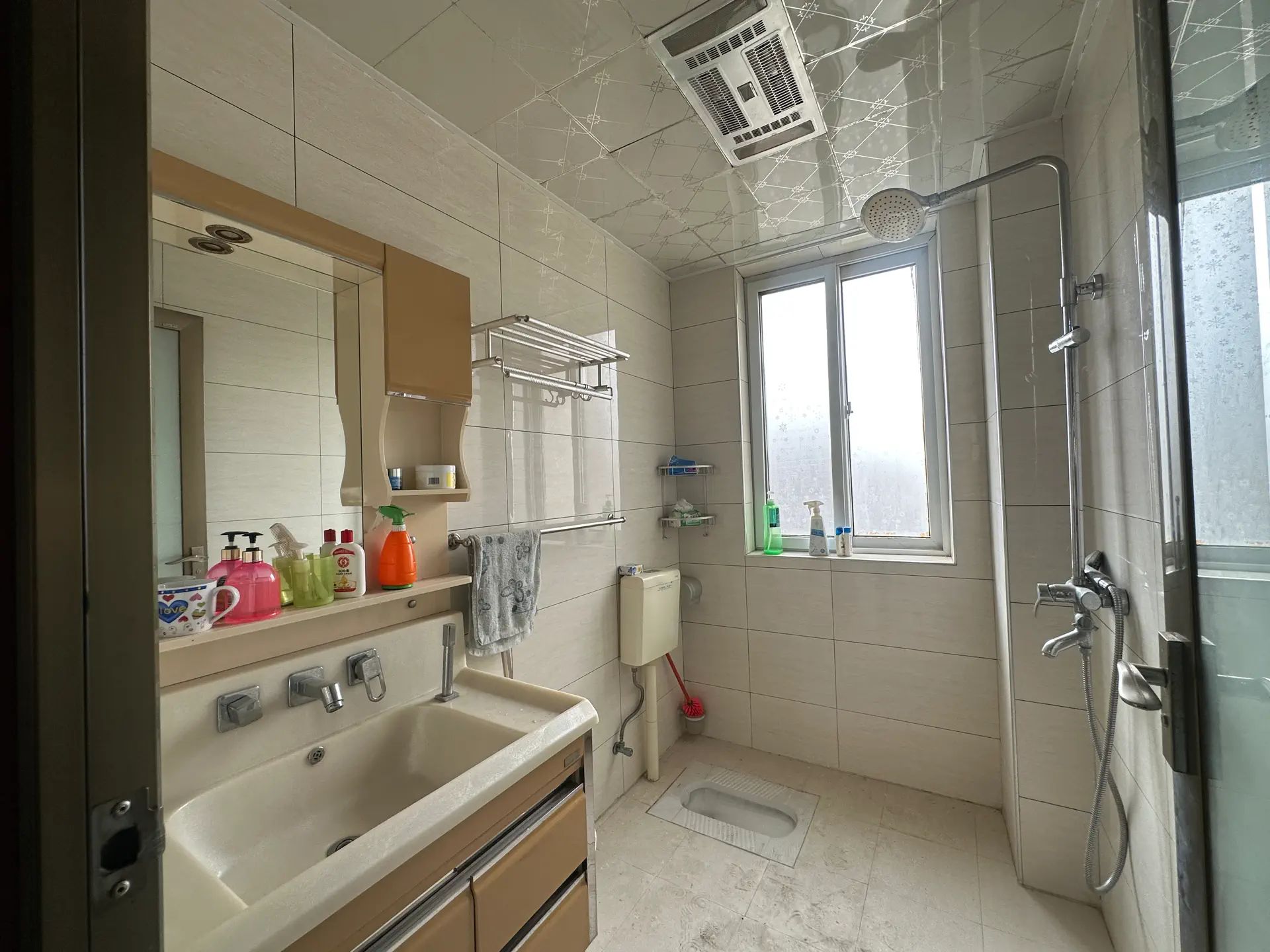 一中旁精装四房，边户，不介意顶楼看过来，地板价！