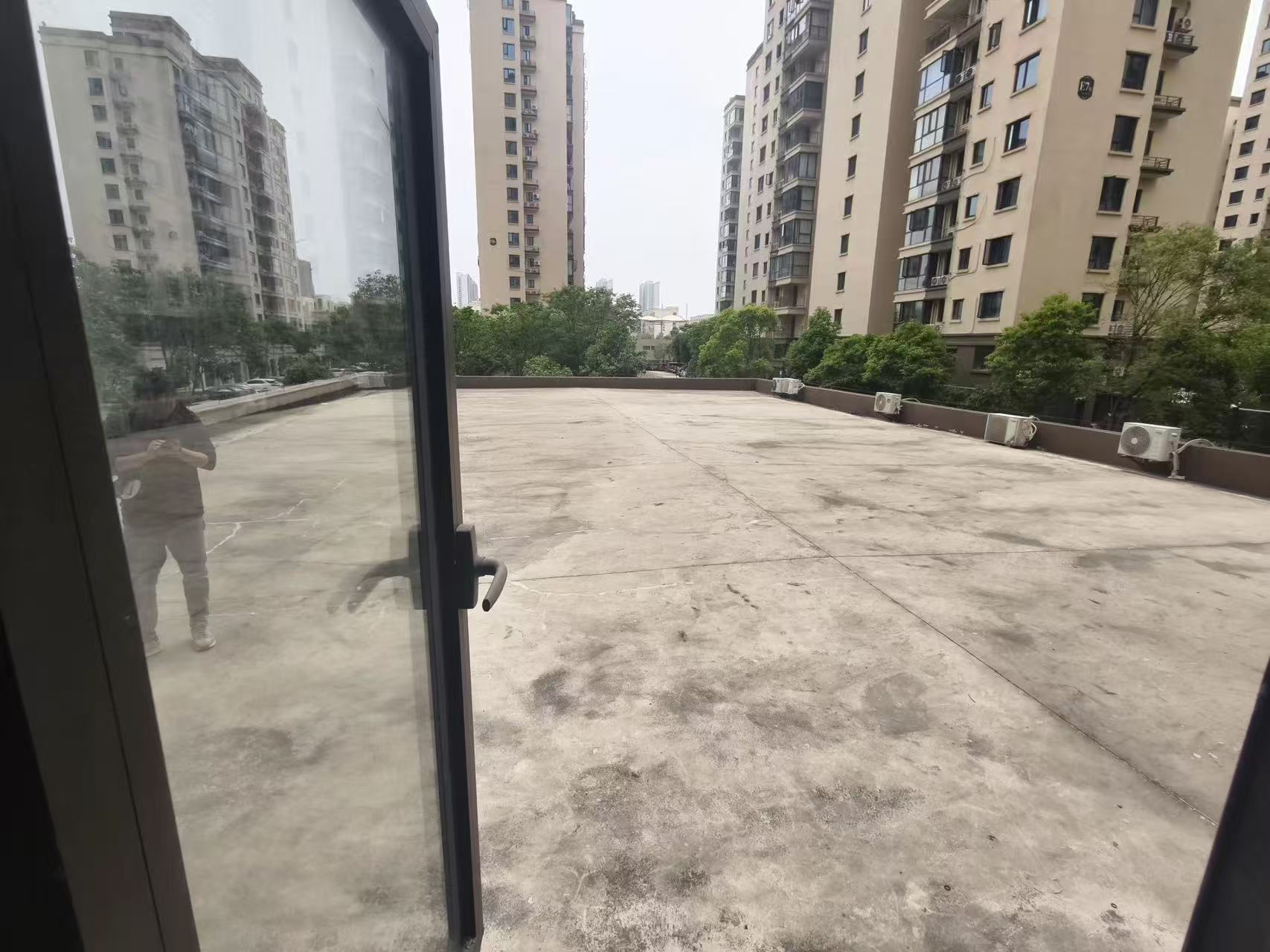 降价了，城南，荣怀，带300平露台，房东都是加钱买的现在直接送，捡漏