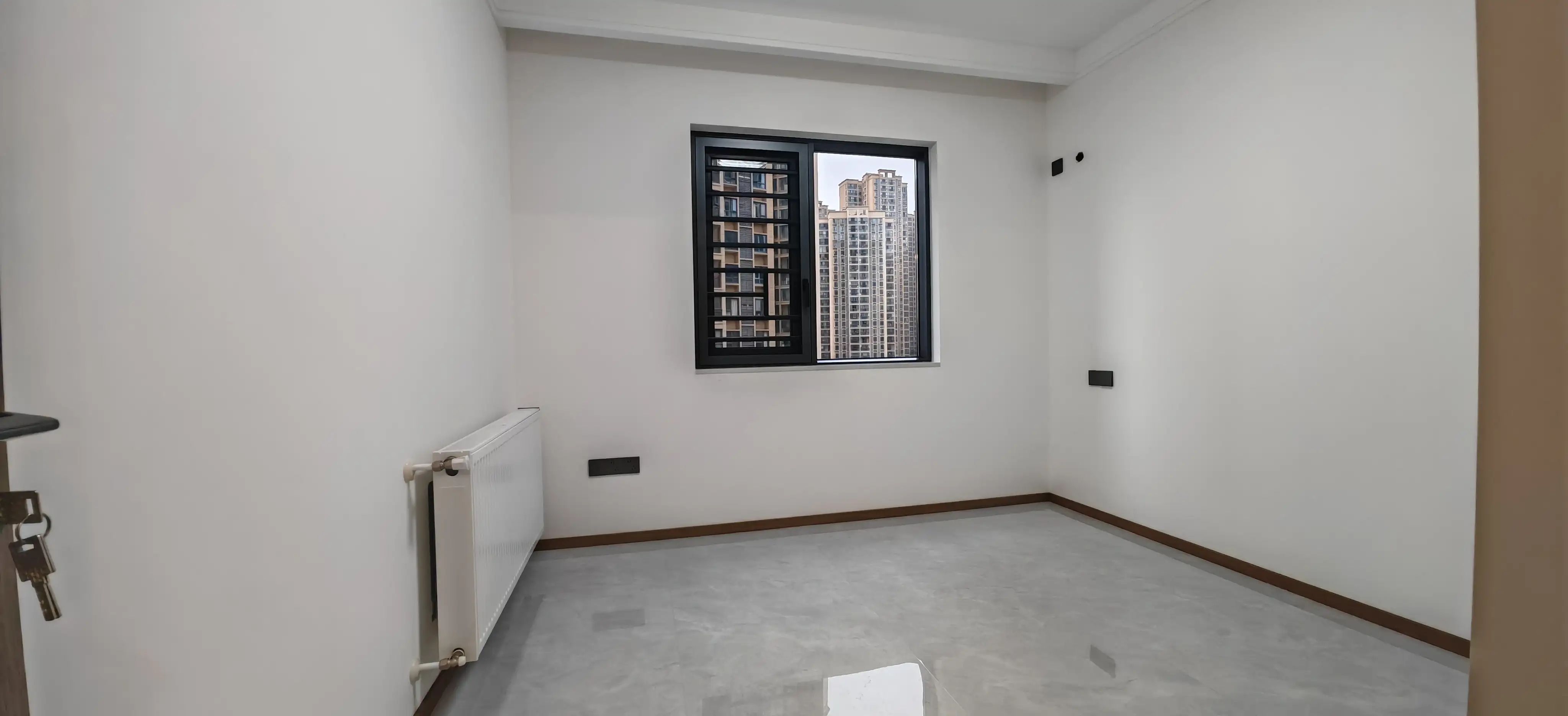 二中二小正对面，森林国际，旁边沔阳公园，好楼层，全新装修，一天未住！