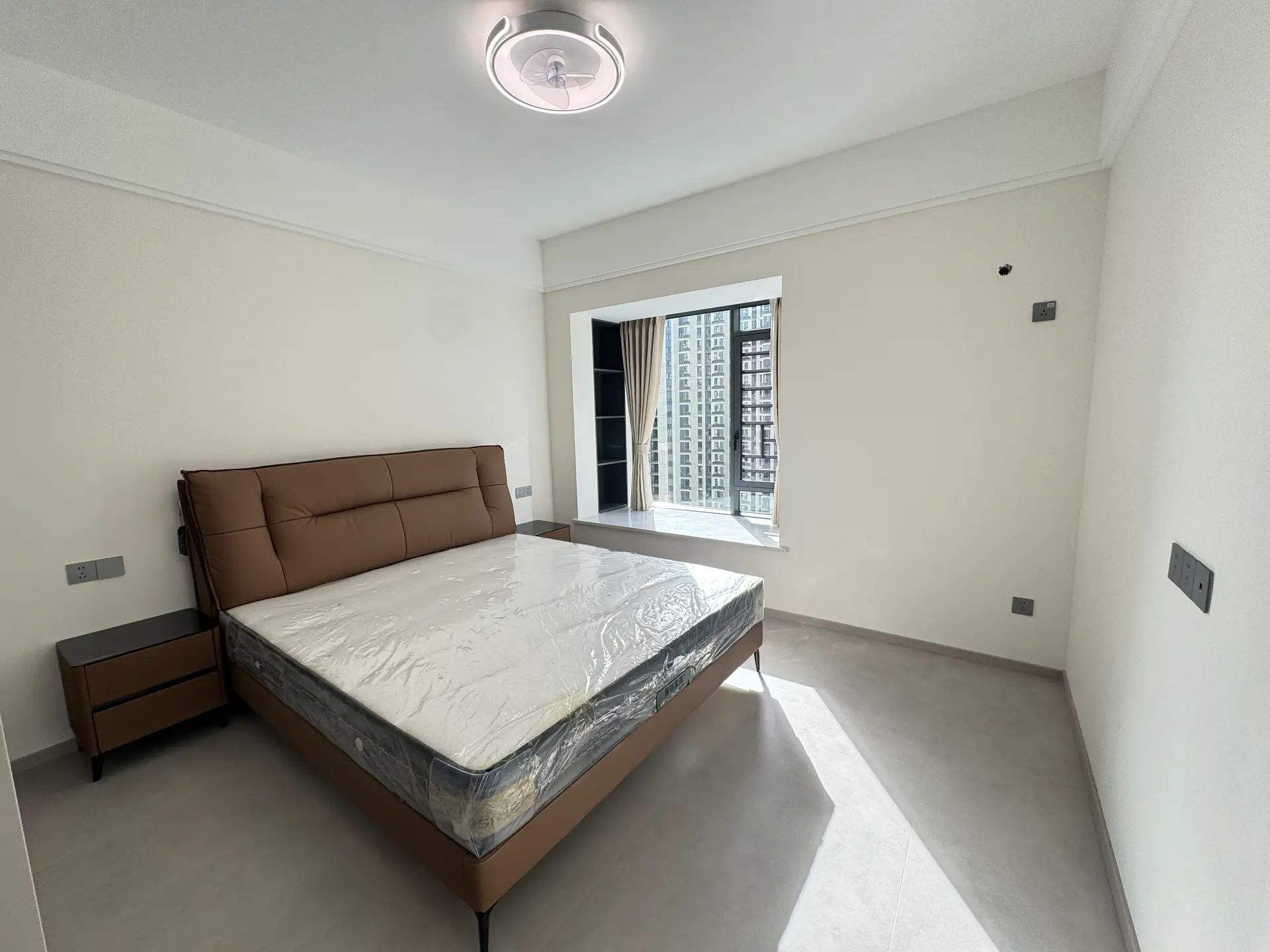 城西，风和日丽，精装四房，送一个地下车位，中间楼层，实小，仙桃三中，南北通透