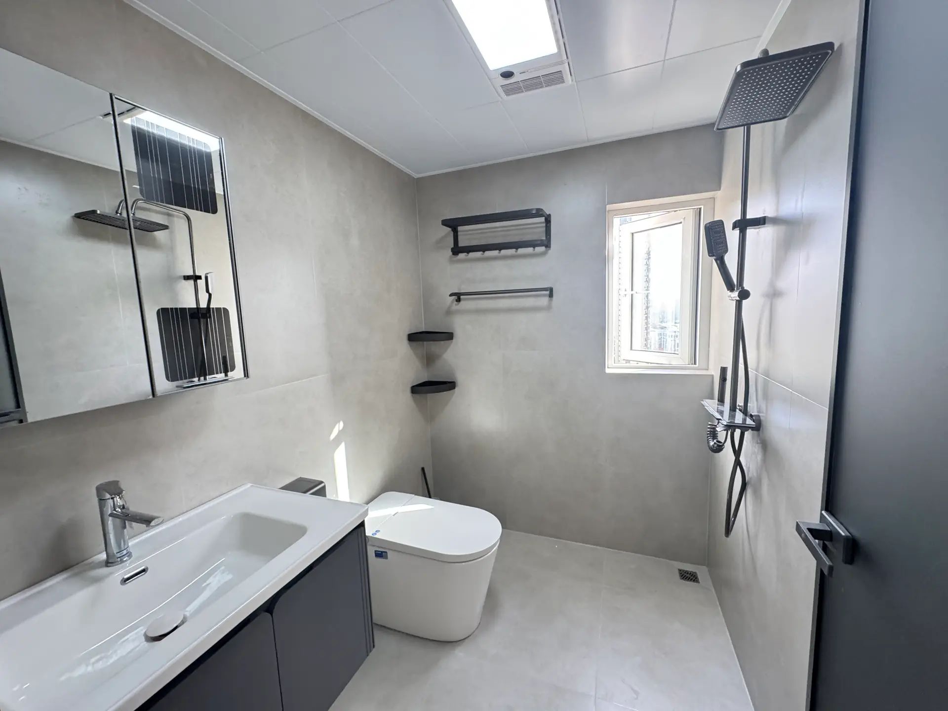 城西，风和日丽，精装四房，送一个地下车位，中间楼层，实小，仙桃三中，南北通透