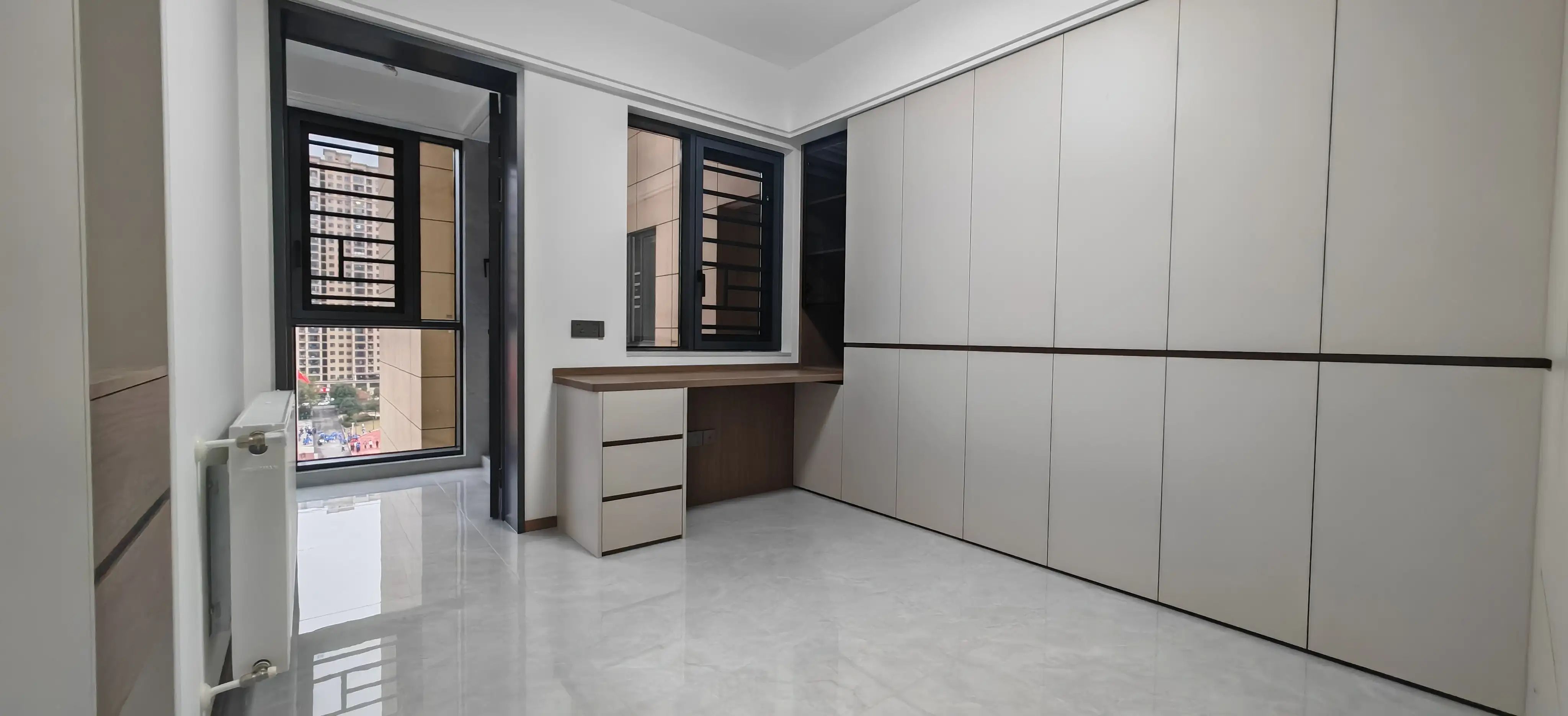 二中二小正对面，森林国际，旁边沔阳公园，好楼层，全新装修，一天未住！