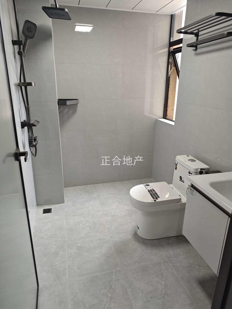 城南沔街，御湖全新精装三房边户，单价5500送车位！业主诚心出售，看房方便