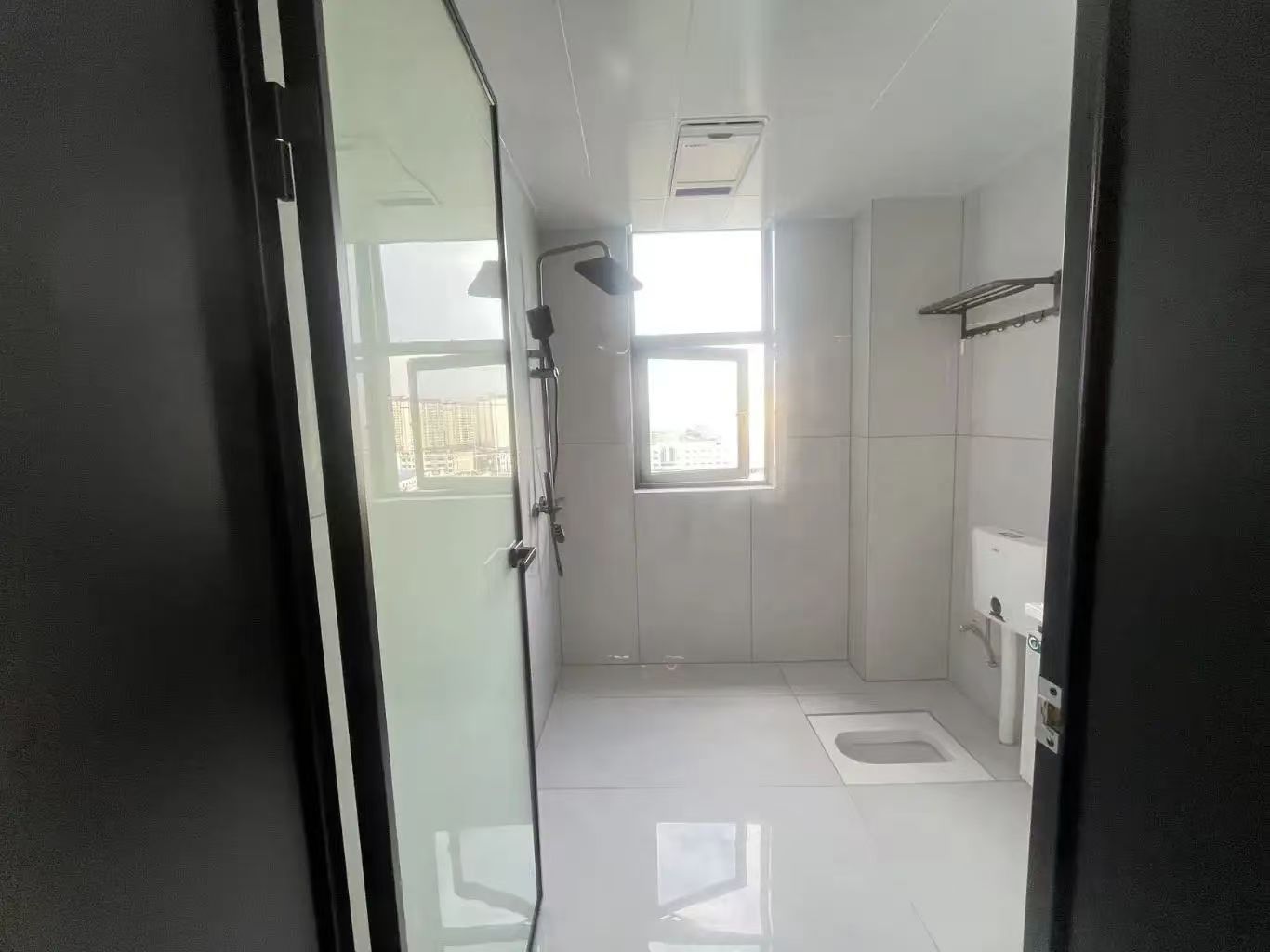 风和日丽三中旁，精装三房，边户，好楼层11楼，单价4字头，诚心出售