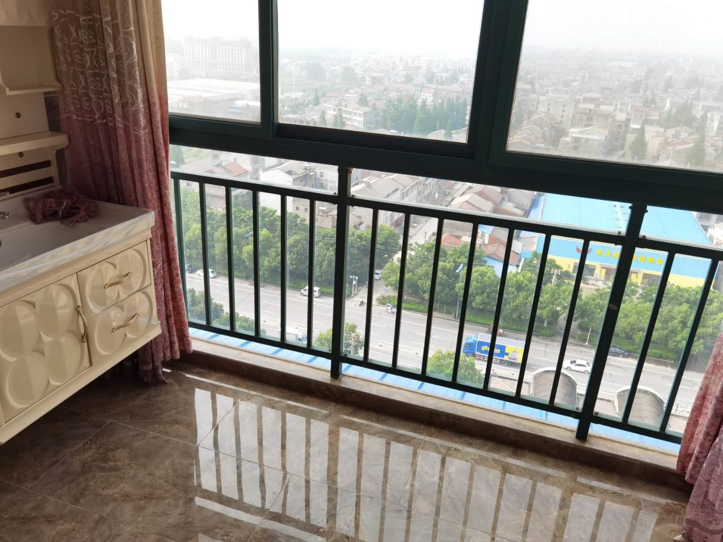 黃荊社區(qū)電梯精裝三房小區(qū)停車(chē)位足地段好 即住