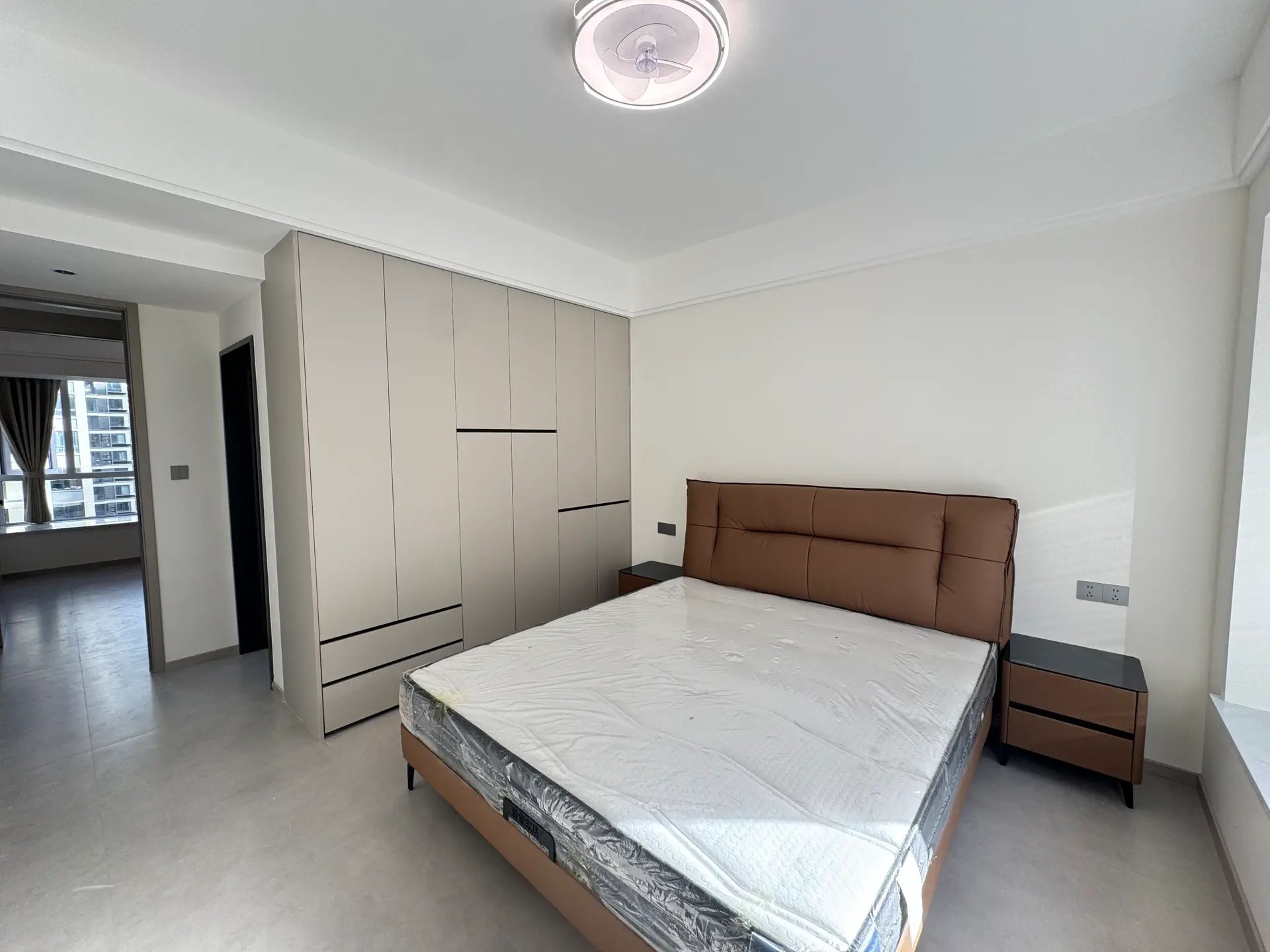 城西，风和日丽，精装四房，送一个地下车位，中间楼层，实小，仙桃三中，南北通透