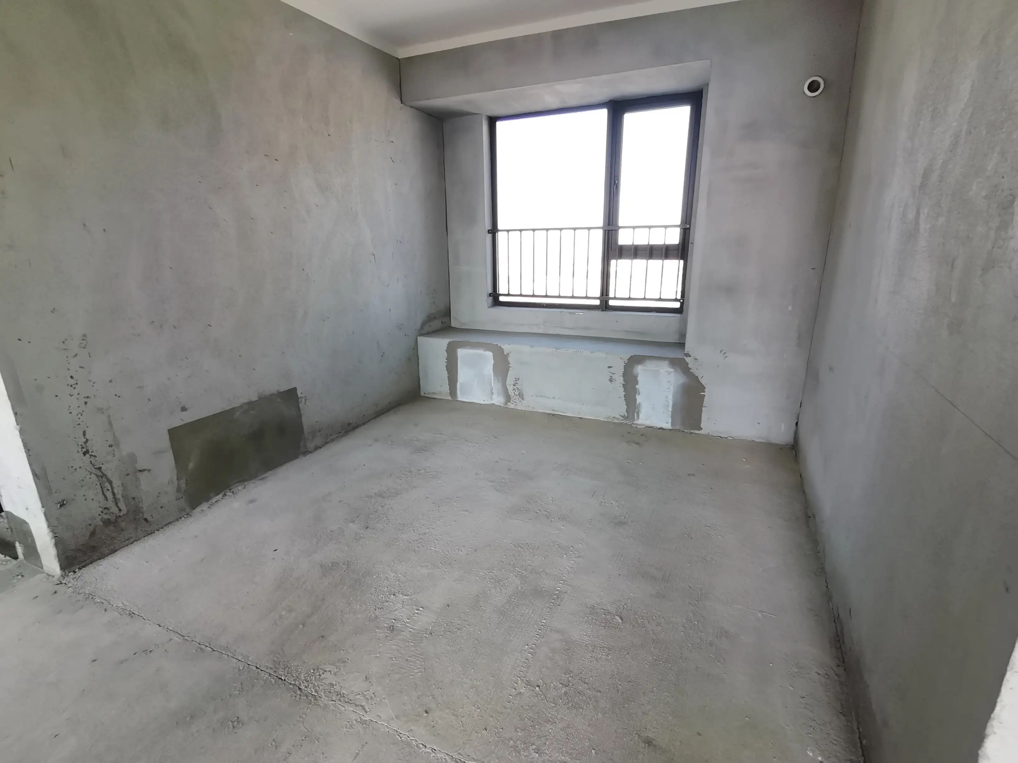 城南，吾悦广场，毛坯大三房，单价6000，带充电车位，好楼层，