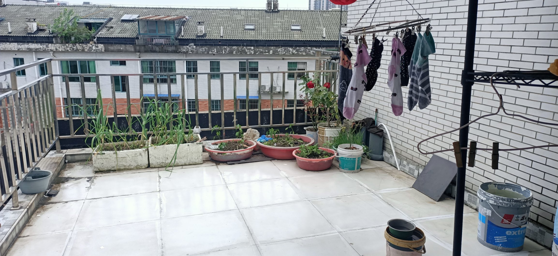 青青家園四期頂樓送超大露臺，三室兩廳兩衛(wèi)，小區(qū)環(huán)境好