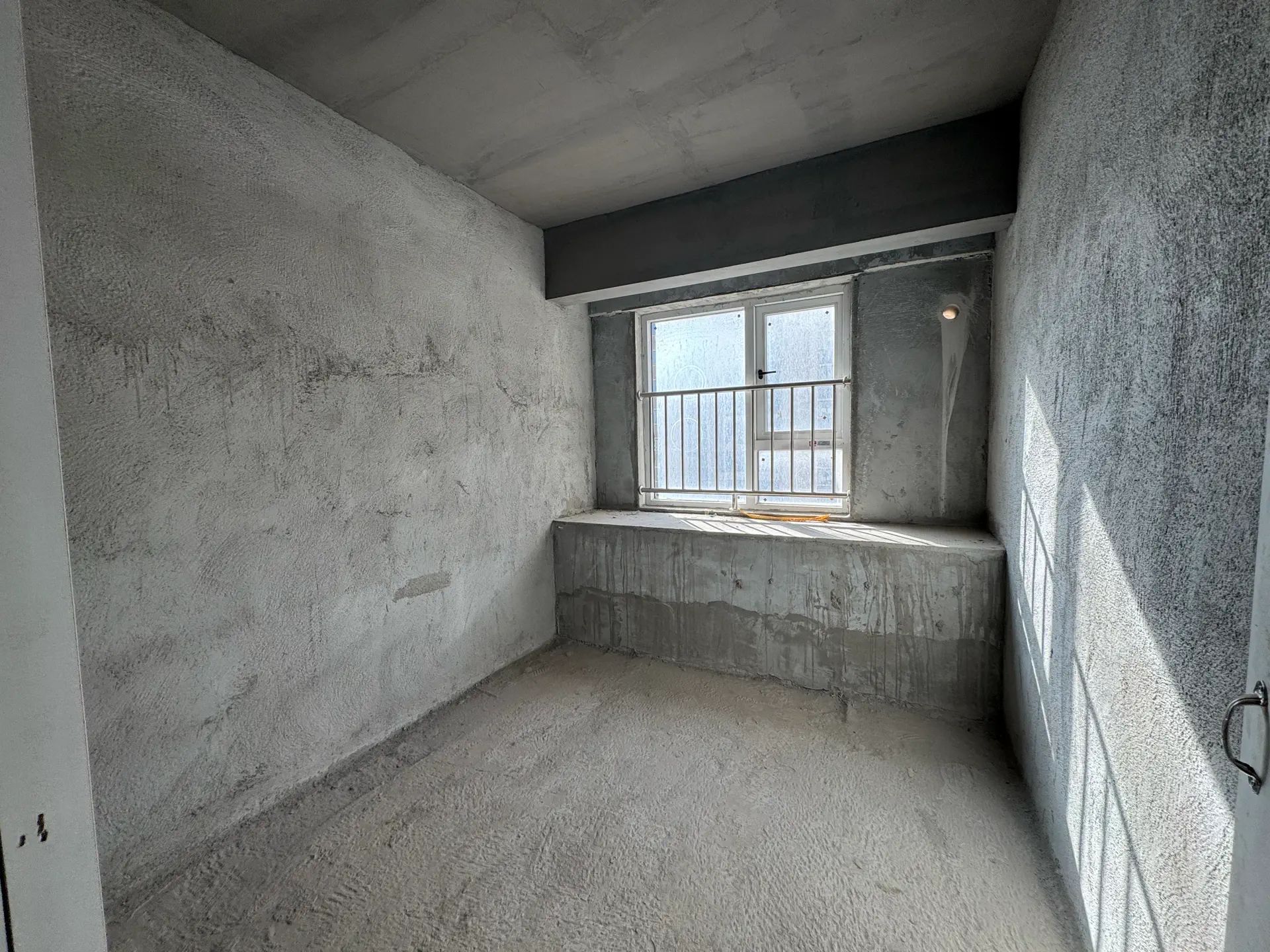 朝阳xiao学对面，朝阳丽景，毛坯小两房，好楼层，双书包房，证满二