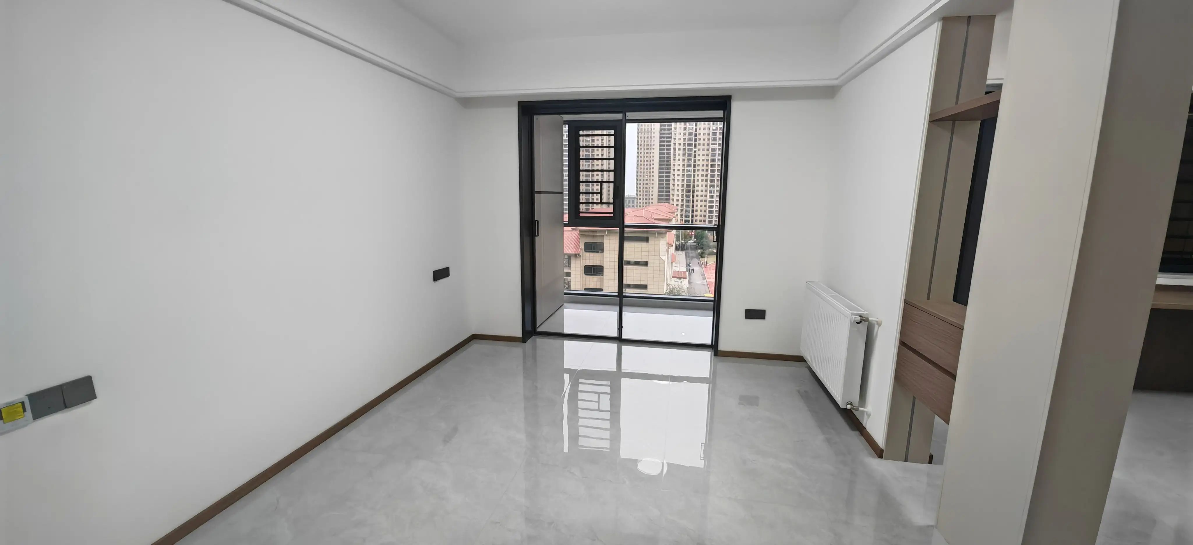 二中二小正对面，森林国际，旁边沔阳公园，好楼层，全新装修，一天未住！