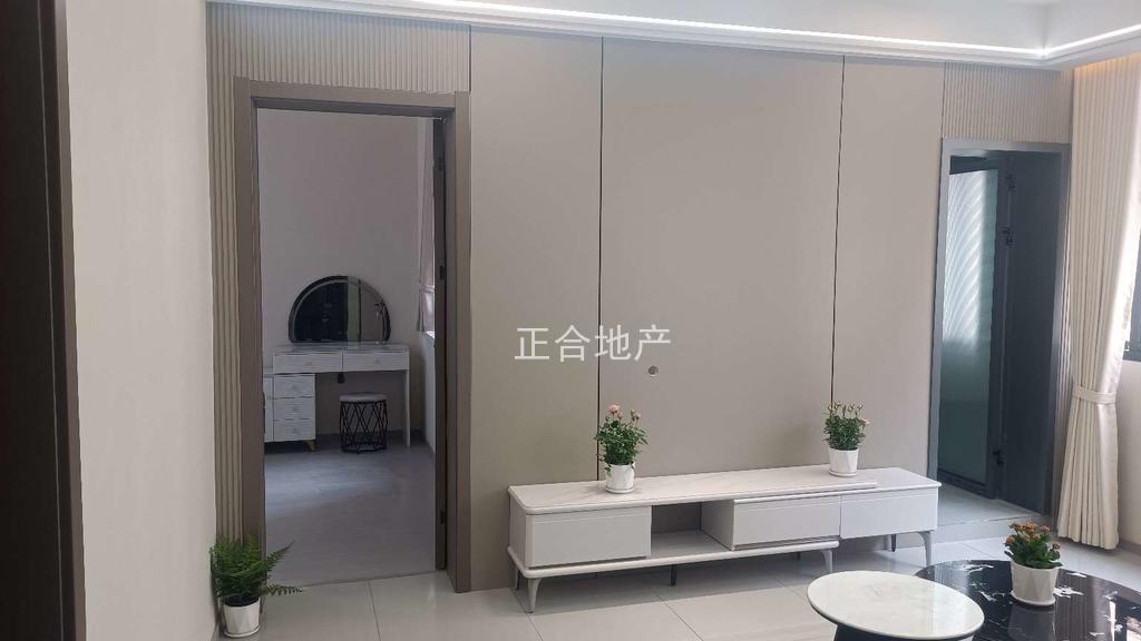 房东诚心出售，仙桃商城，楼下老三中，步梯三楼，全新装修三房两卫，户型采光好