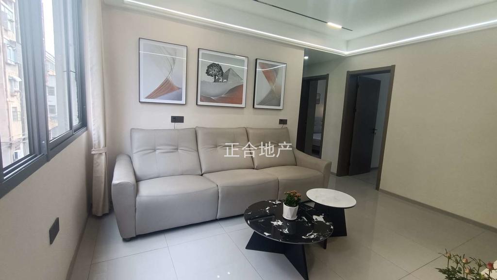 房东诚心出售，仙桃商城，楼下老三中，步梯三楼，全新装修三房两卫，户型采光好
