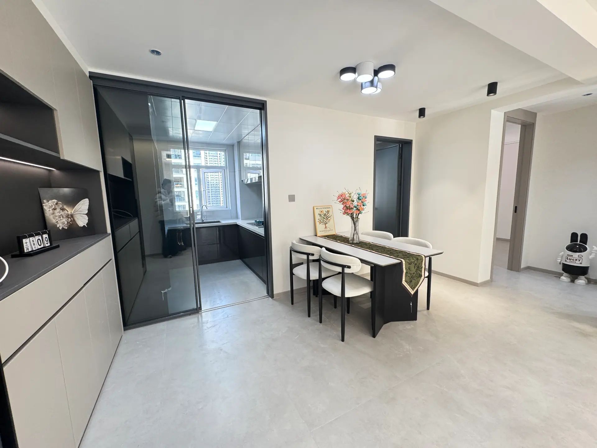 城西，风和日丽，精装四房，送一个地下车位，中间楼层，实小，仙桃三中，南北通透