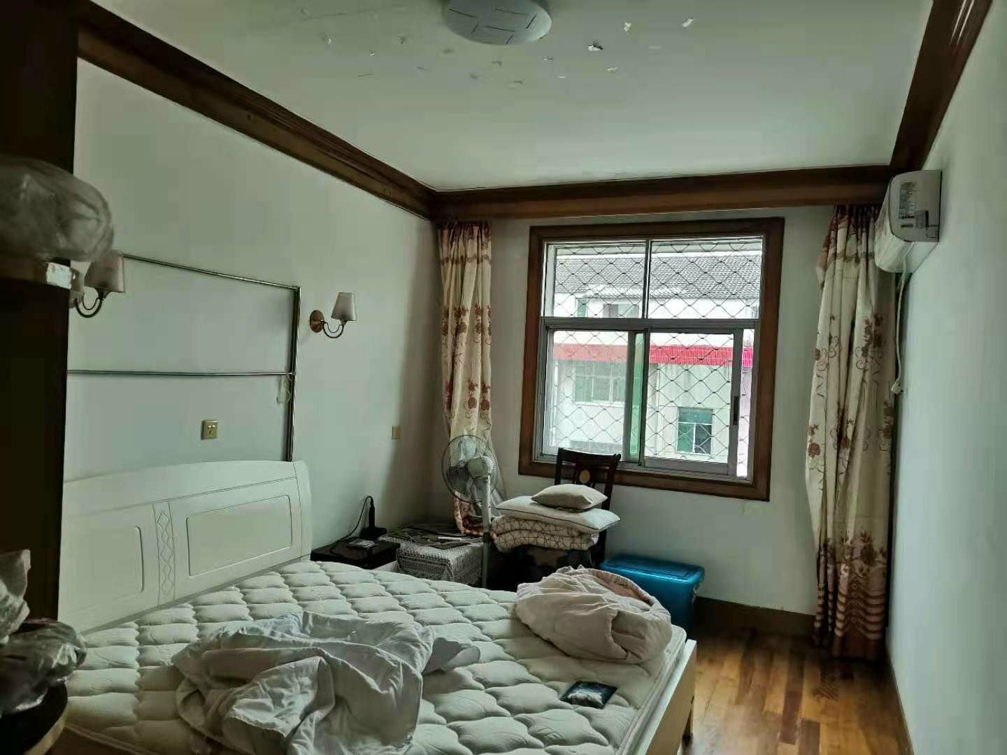 何李路昌盛菜市場(chǎng)旁步梯六樓精裝三房生活方便看房提前