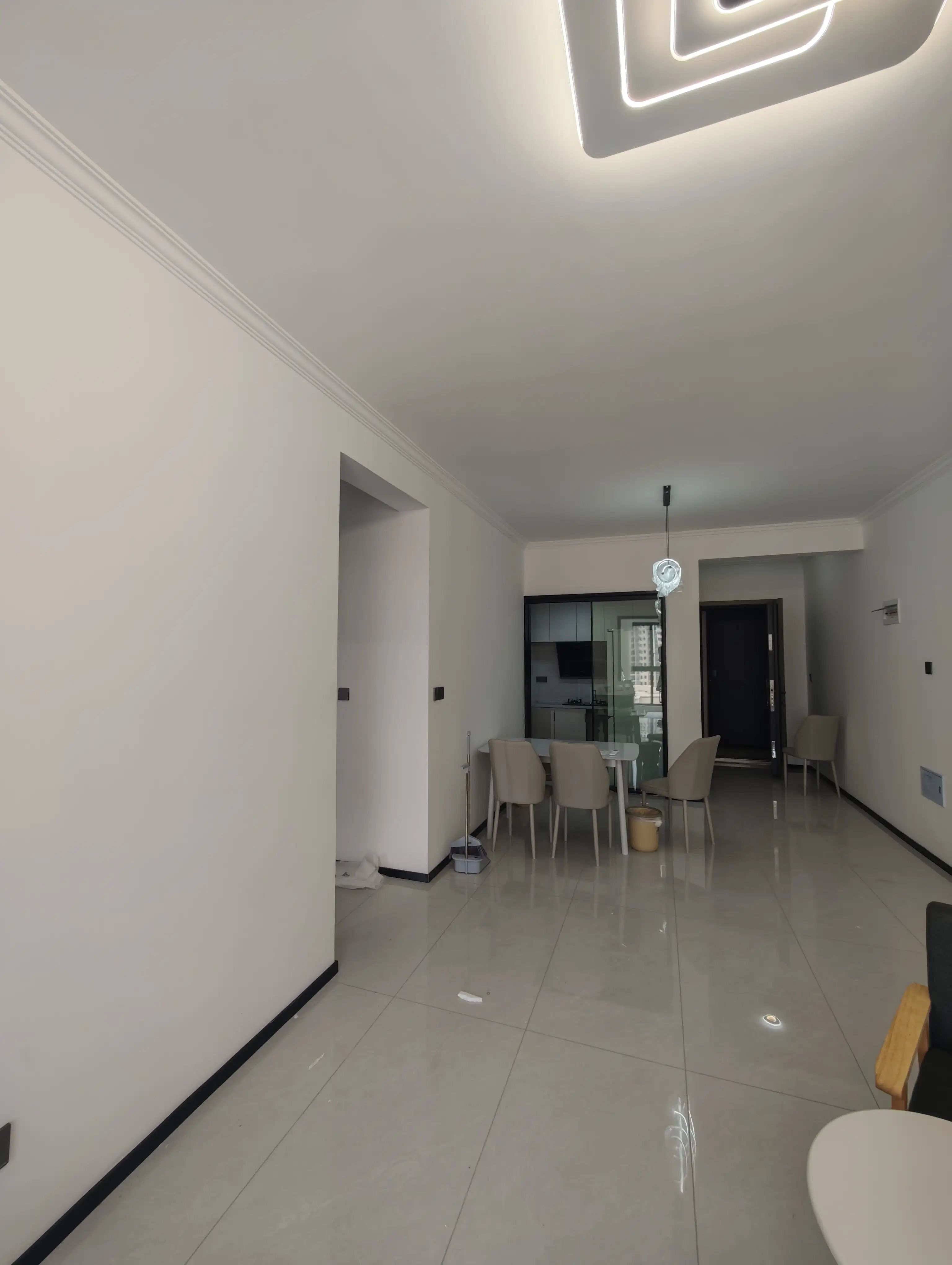 降价了，捡漏，风和日丽，精装三房两卫，单价5千精装，好楼层，阳台外就是三中