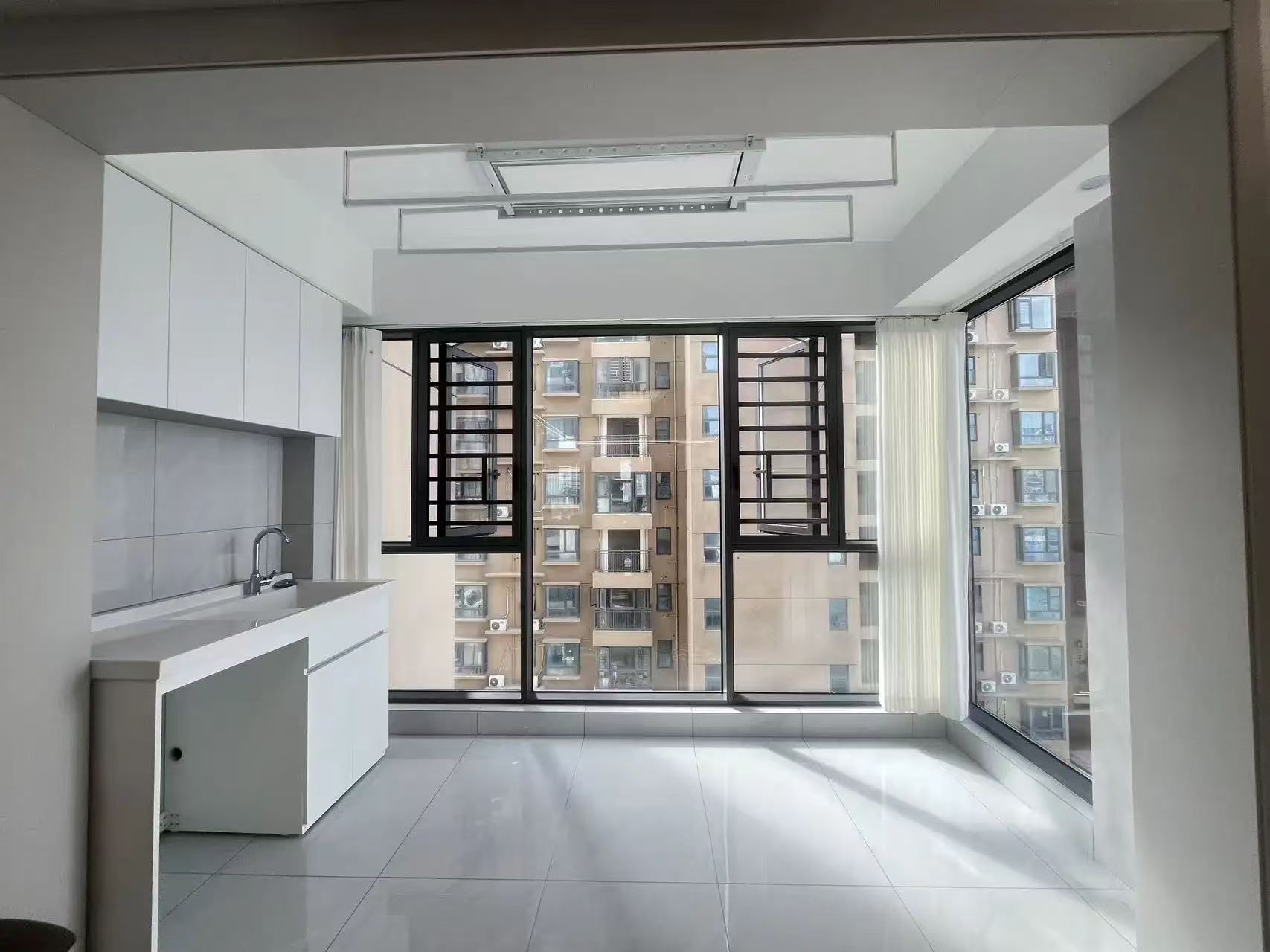 风和日丽三中旁，精装三房，边户，好楼层11楼，单价4字头，诚心出售