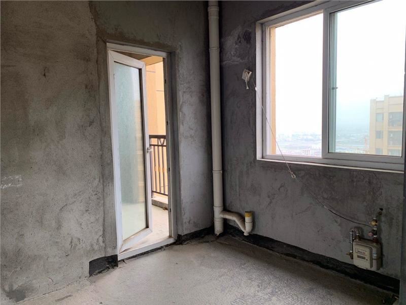 錦繡江山，毛坯三房，想怎么裝就怎么裝，可以按揭，單價(jià)5000一點(diǎn)